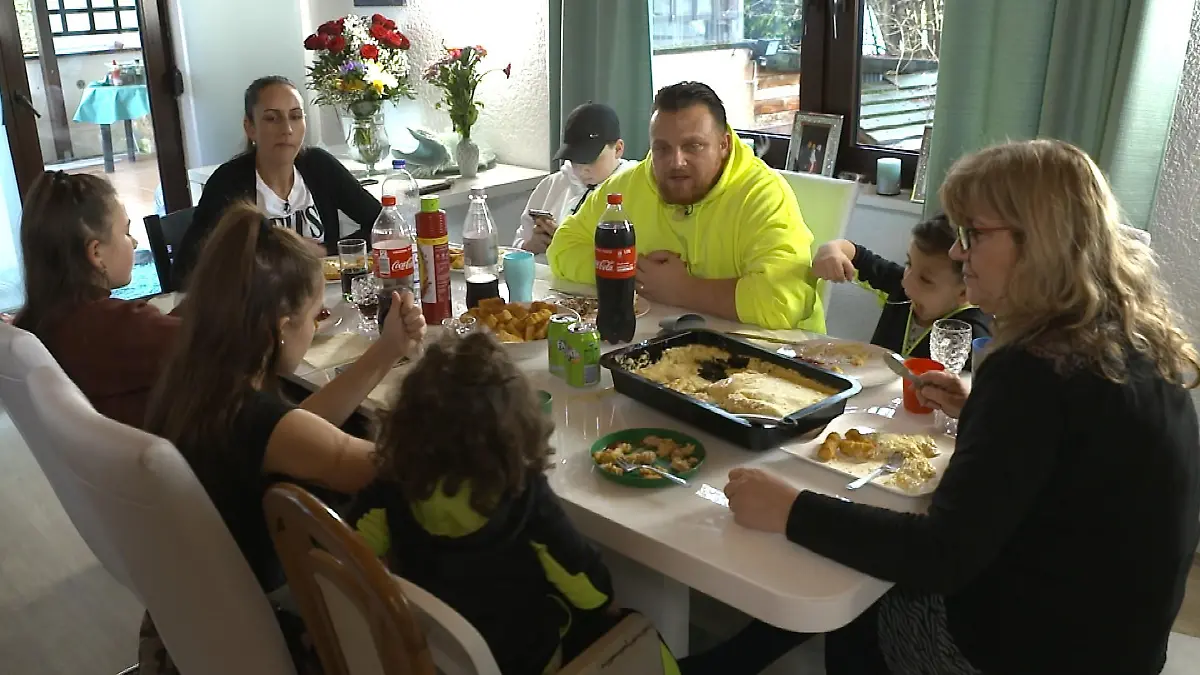 Menowin (v.l.) mit Sohn Joel, Senay, seinen Töchtern Geneve, Jiepen, Sohn Djievess, Schwiegermutter Chatitze und Sohn Vioness