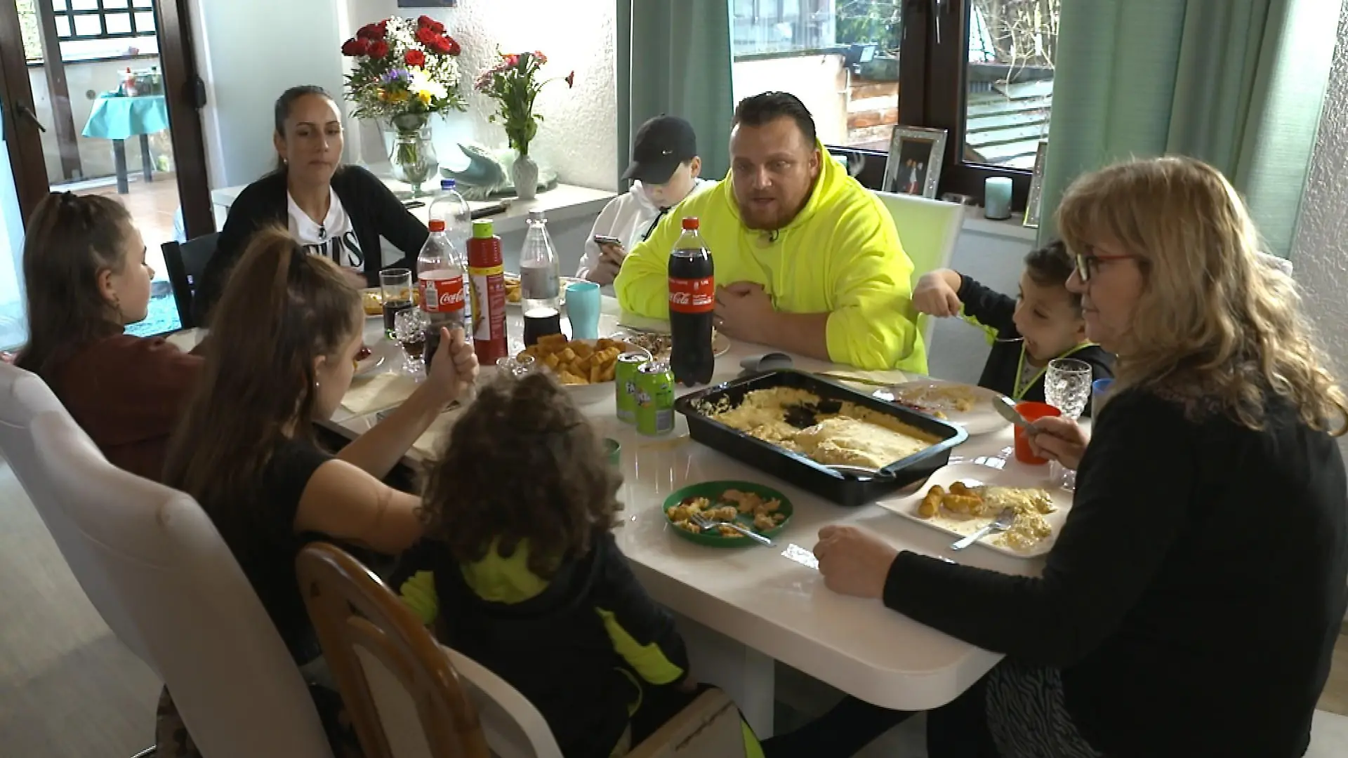 Menowin (v.l.) mit Sohn Joel, Senay, seinen Töchtern Geneve, Jiepen, Sohn Djievess, Schwiegermutter Chatitze und Sohn Vioness