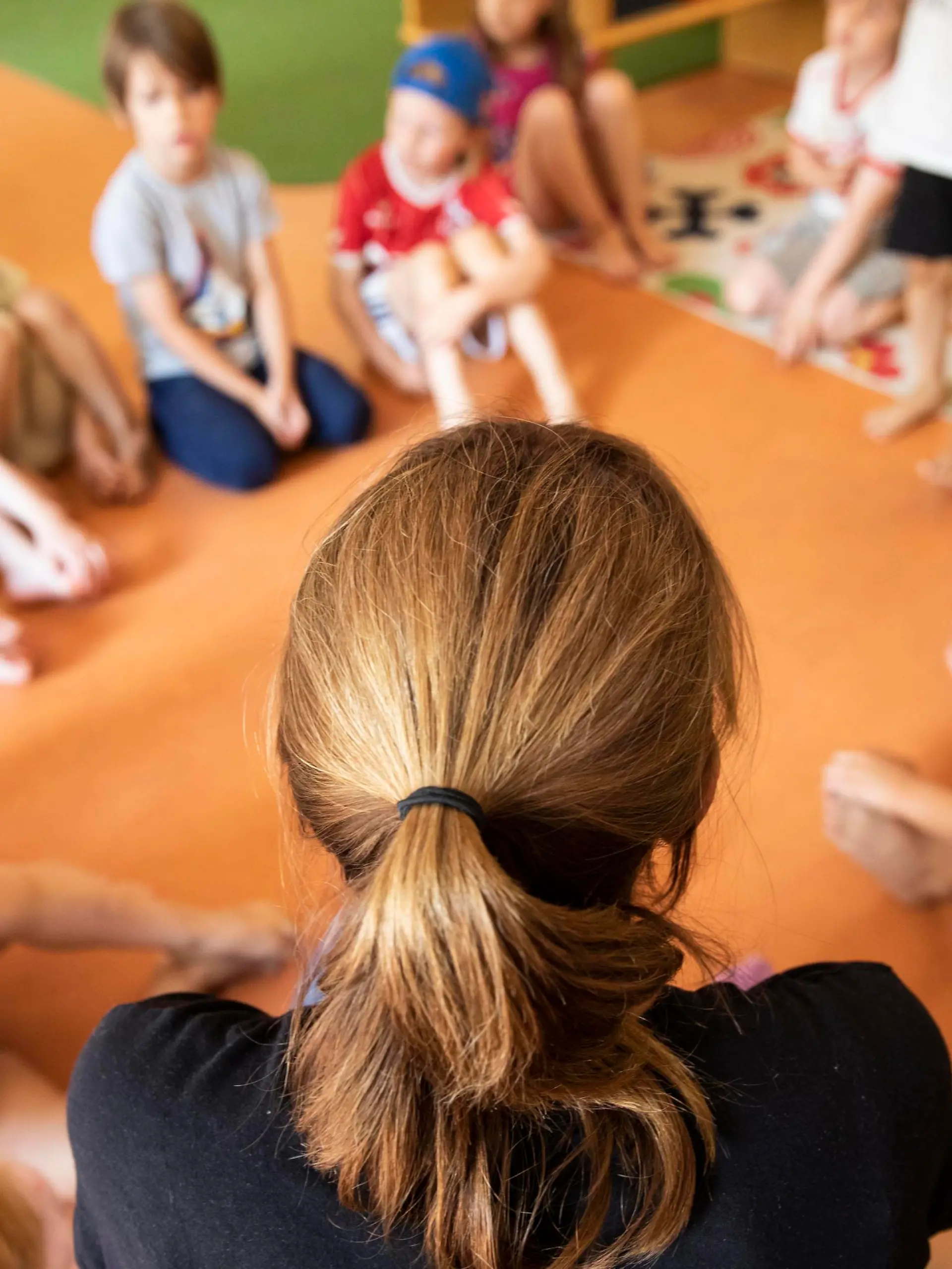  Erzieherin sitzt mit Kindern im Kindergarten im Kreis auf dem Boden, Köln, Nordrhein-Westfalen, Deutschland, Europa *** Educator sits with children in the kindergarten in a circle on the floor, Cologne, North Rhine-Westphalia, Germany, Europe Copyright: imageBROKER/JanxTepass ibxjte05109368.jpg Bitte beachten Sie die gesetzlichen Bestimmungen des deutschen Urheberrechtes hinsichtlich der Namensnennung des Fotografen im direkten Umfeld der Veröffentlichung!