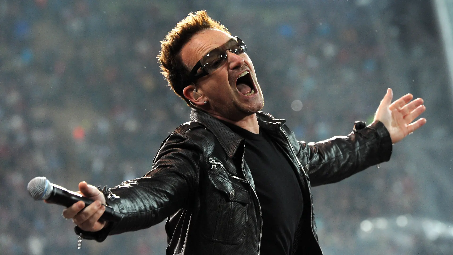 Der Sänger der irischen Rockband U2, Bono, tritt am 15.09.2010 in München (Oberbayern) im Olympiastadion auf.  Bono ist nach Angaben seines Arztes bei seinem Sturz vom Rad im New Yorker Central Park schwer verletzt worden. Wie der Unfallchirurg der US-Zeitschrift «Rolling Stone» am Mittwoch (19.11.2014) mitteilte, erlitt Bono bei dem Unfall am Sonntag mehrere Knochenbrüche, darunter im Gesicht, am Schulterblatt und am Oberarm. Foto: Tobias Hase/dpa +++(c) dpa - Bildfunk+++