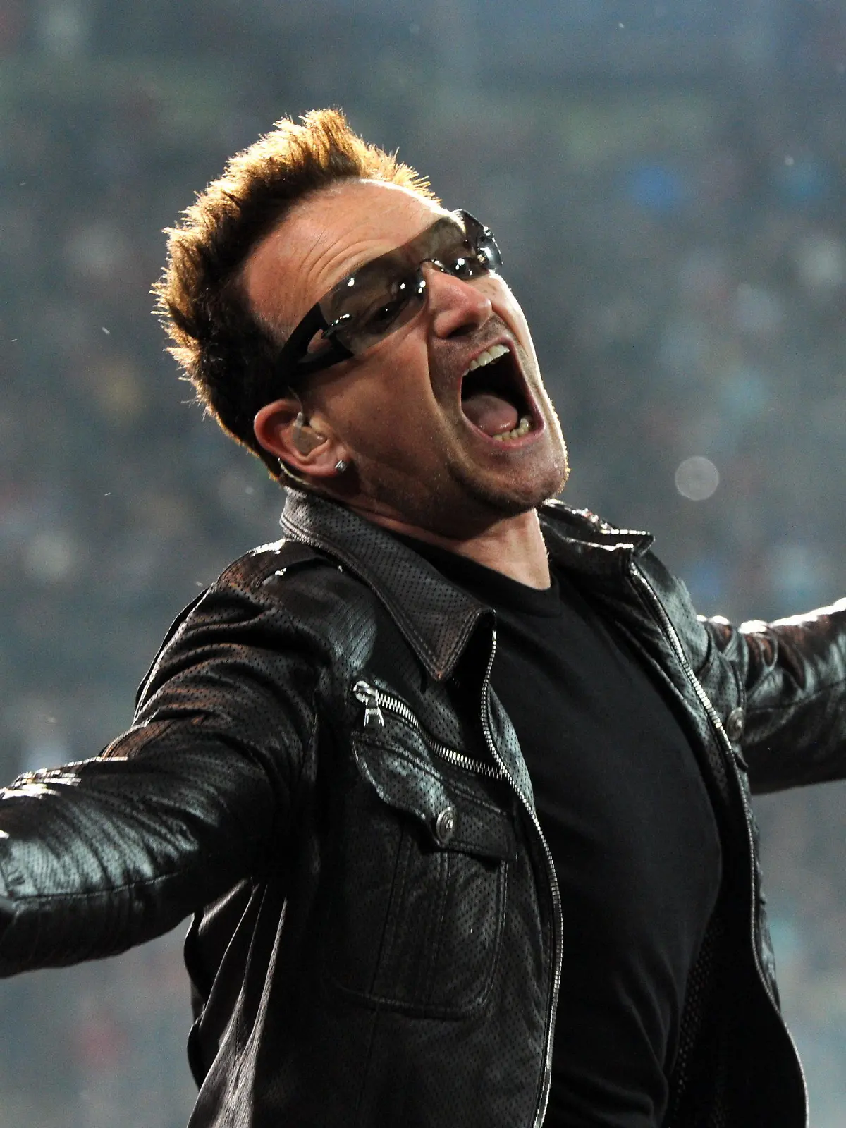 Der Sänger der irischen Rockband U2, Bono, tritt am 15.09.2010 in München (Oberbayern) im Olympiastadion auf.  Bono ist nach Angaben seines Arztes bei seinem Sturz vom Rad im New Yorker Central Park schwer verletzt worden. Wie der Unfallchirurg der US-Zeitschrift «Rolling Stone» am Mittwoch (19.11.2014) mitteilte, erlitt Bono bei dem Unfall am Sonntag mehrere Knochenbrüche, darunter im Gesicht, am Schulterblatt und am Oberarm. Foto: Tobias Hase/dpa +++(c) dpa - Bildfunk+++
