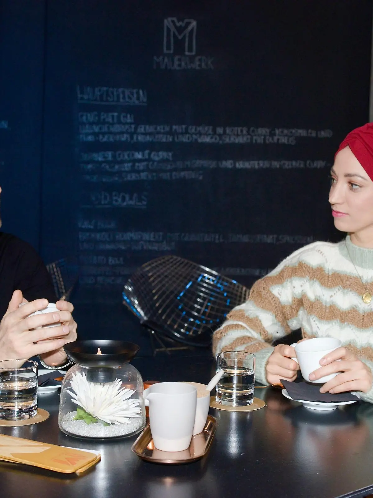 Felix (Thaddäus Meilinger) und Nazan (Vildan Cirpan) versuchen ihre Befangenheit zu überwinden.