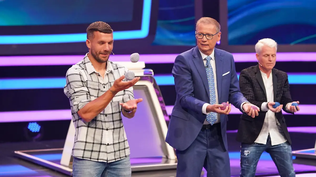 Lukas Podolski, Moderator Günther Jauch und Guido Cantz (v.l.).

Die Verwendung des sendungsbezogenen Materials ist nur mit dem Hinweis und Verlinkung auf RTL+ gestattet.