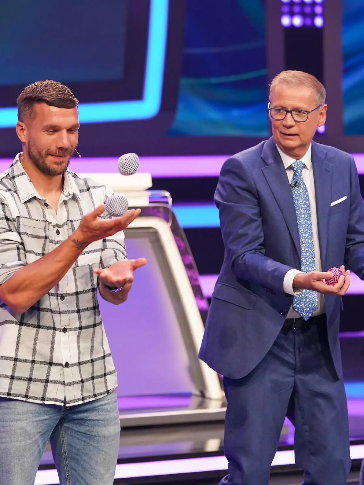Lukas Podolski, Moderator Günther Jauch und Guido Cantz (v.l.).

Die Verwendung des sendungsbezogenen Materials ist nur mit dem Hinweis und Verlinkung auf RTL+ gestattet.