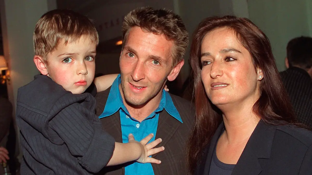 Schauspieler Mark Keller, seine Frau Tülin und sein älterer Sohn Aaron 1997