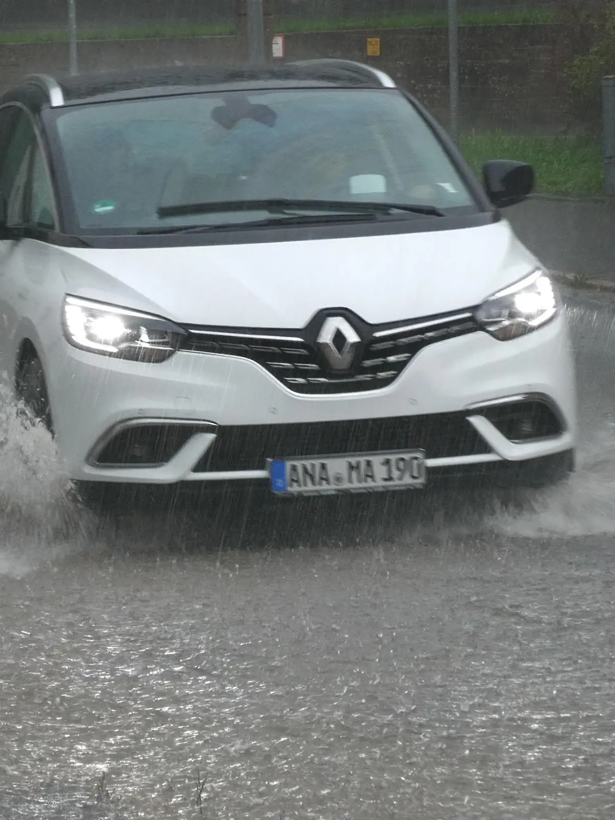 Schon wieder heftige Unwetter in Deutschland. Die letzten Atemzge einer einwchigen Unwetterserie in Deutschland erreichten das Erzgebirge. Am Freitagnachmittag entwickelten sich in schwl-hei§er Luft erneut langsam ziehende Gewitter und Unwetter. In Geyer fielen in kurzer Zeit ber 50 Liter auf dem Quadratmeter. Teilweise regnete es so extrem, dass eine Weiterfahrt nicht mglich war. Die Folge waren berflutete Stra§en. Die Feuerwehr Geyer musste einen Keller auspumpen. Das Wasser stand hier ca. 40 cm hoch. Der Dorfbach fhrte in Geyer pltzlich Hochwasser. Das Wasser drohte ber eine Brcke zu springen. Gr§ere Schden waren bis stand 17 Uhr nicht bekannt.