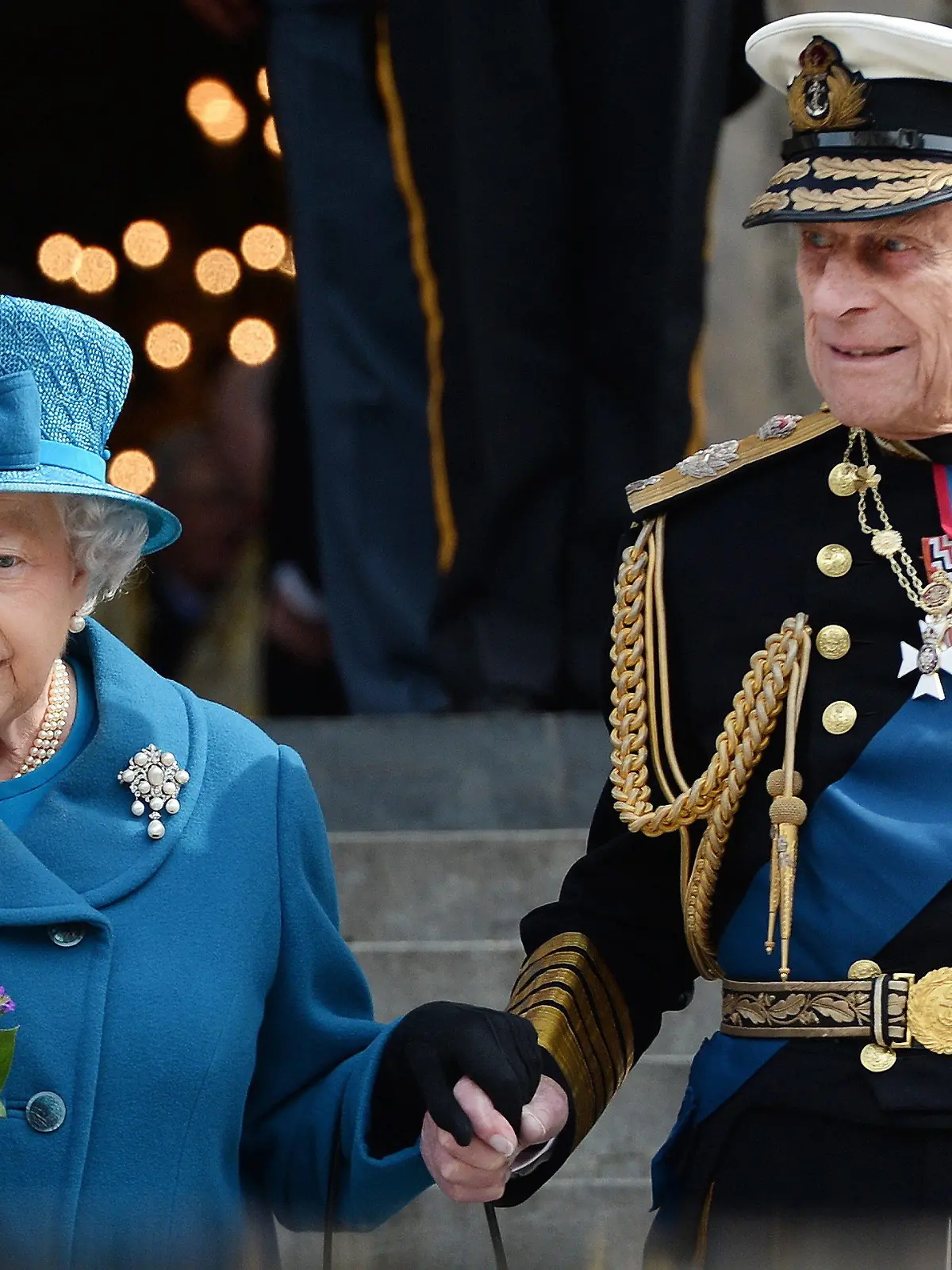 ARCHIV - 13.03.2015, Großbritannien, London: Die britische Königin Elizabeth II. und ihr Ehemann Prinz Philip, Herzog von Edinburgh, verlassen die St. Paul's Cathedral im Anschluss an eine Gedenkfeier zum Ende der Kampfeinsätze in Afghanistan. Ein Missbrauchsskandal, abtrünniger Nachwuchs und Corona-Infektionen im Familienkreis - die Royals haben ein schweres Jahr hinter sich. Es ist sehr fraglich, ob die nächsten Monate besser werden. (zu dpa "Viel Ärger bei den Royals - Wird 2021 wieder ein Schreckensjahr?") Foto: Andy Rain/EPA/dpa +++ dpa-Bildfunk +++