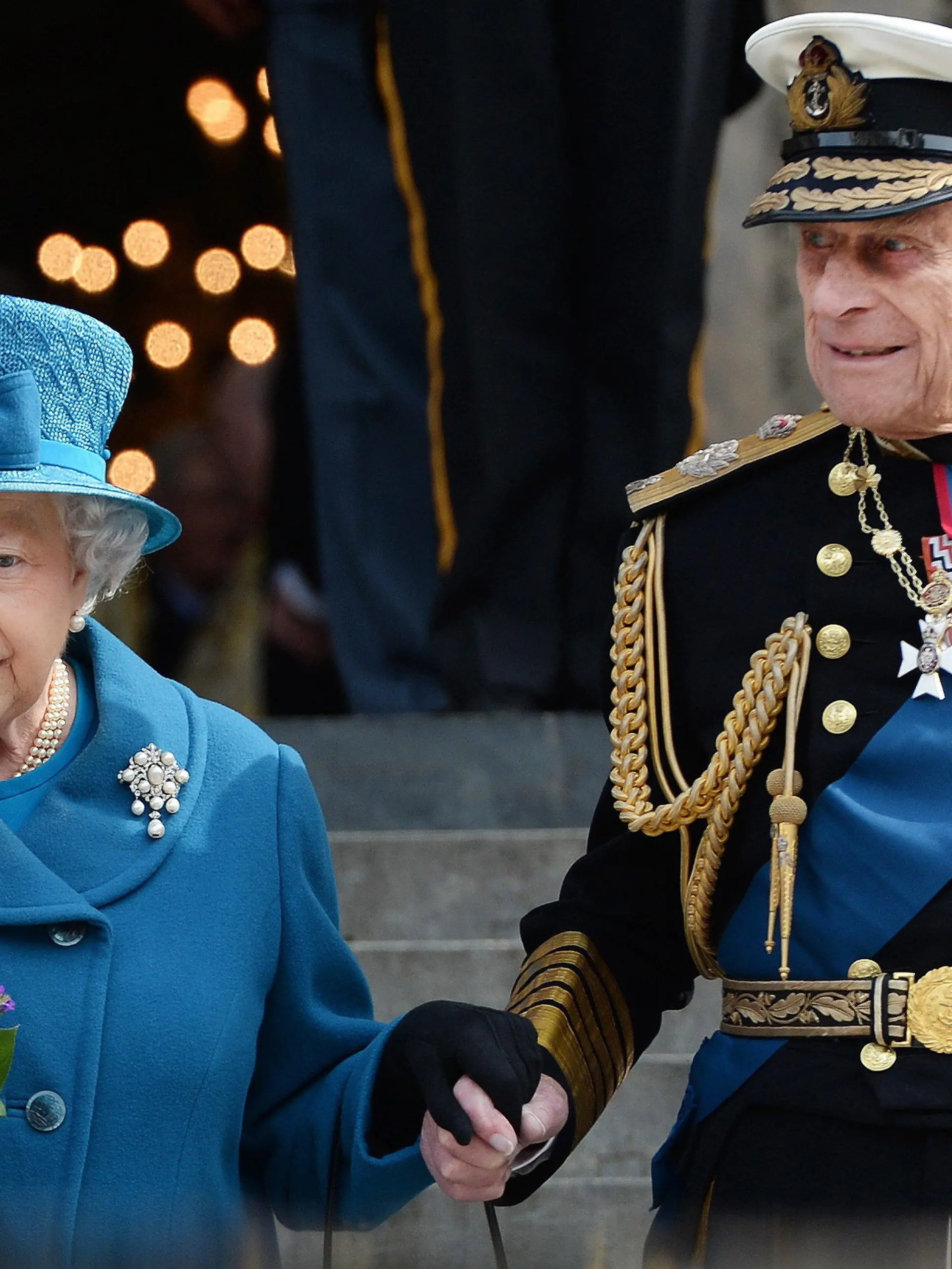 ARCHIV - 13.03.2015, Großbritannien, London: Die britische Königin Elizabeth II. und ihr Ehemann Prinz Philip, Herzog von Edinburgh, verlassen die St. Paul's Cathedral im Anschluss an eine Gedenkfeier zum Ende der Kampfeinsätze in Afghanistan. Ein Missbrauchsskandal, abtrünniger Nachwuchs und Corona-Infektionen im Familienkreis - die Royals haben ein schweres Jahr hinter sich. Es ist sehr fraglich, ob die nächsten Monate besser werden. (zu dpa "Viel Ärger bei den Royals - Wird 2021 wieder ein Schreckensjahr?") Foto: Andy Rain/EPA/dpa +++ dpa-Bildfunk +++
