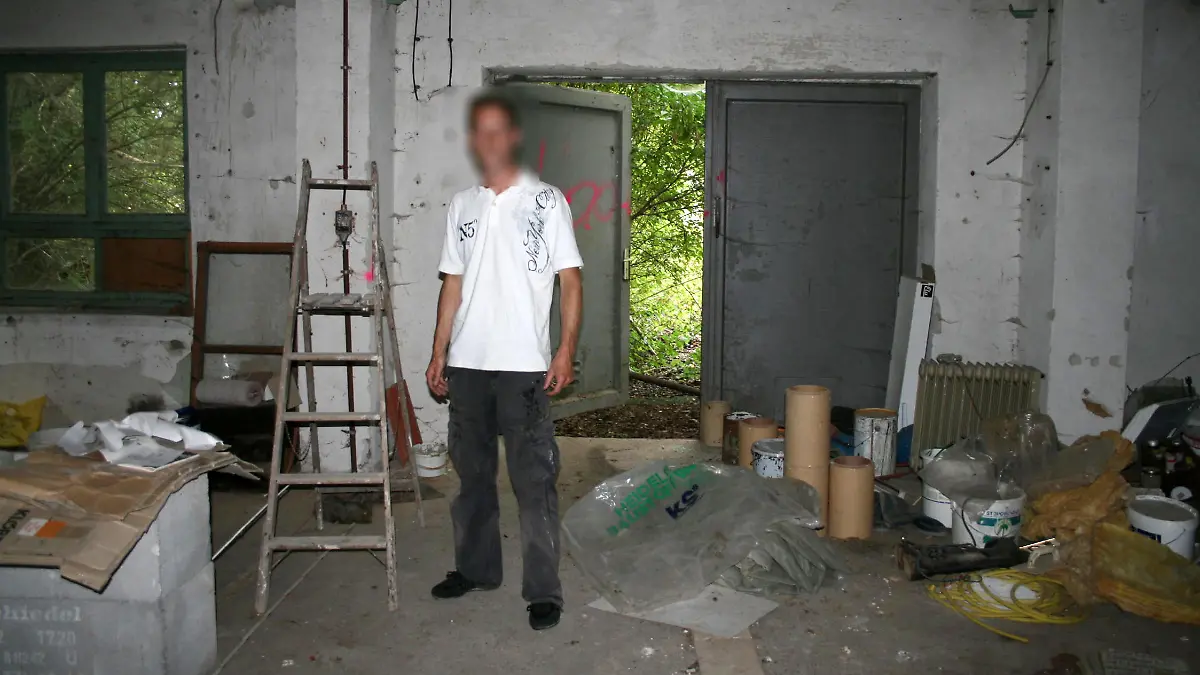 Christian B. in leerstehender Fabrik