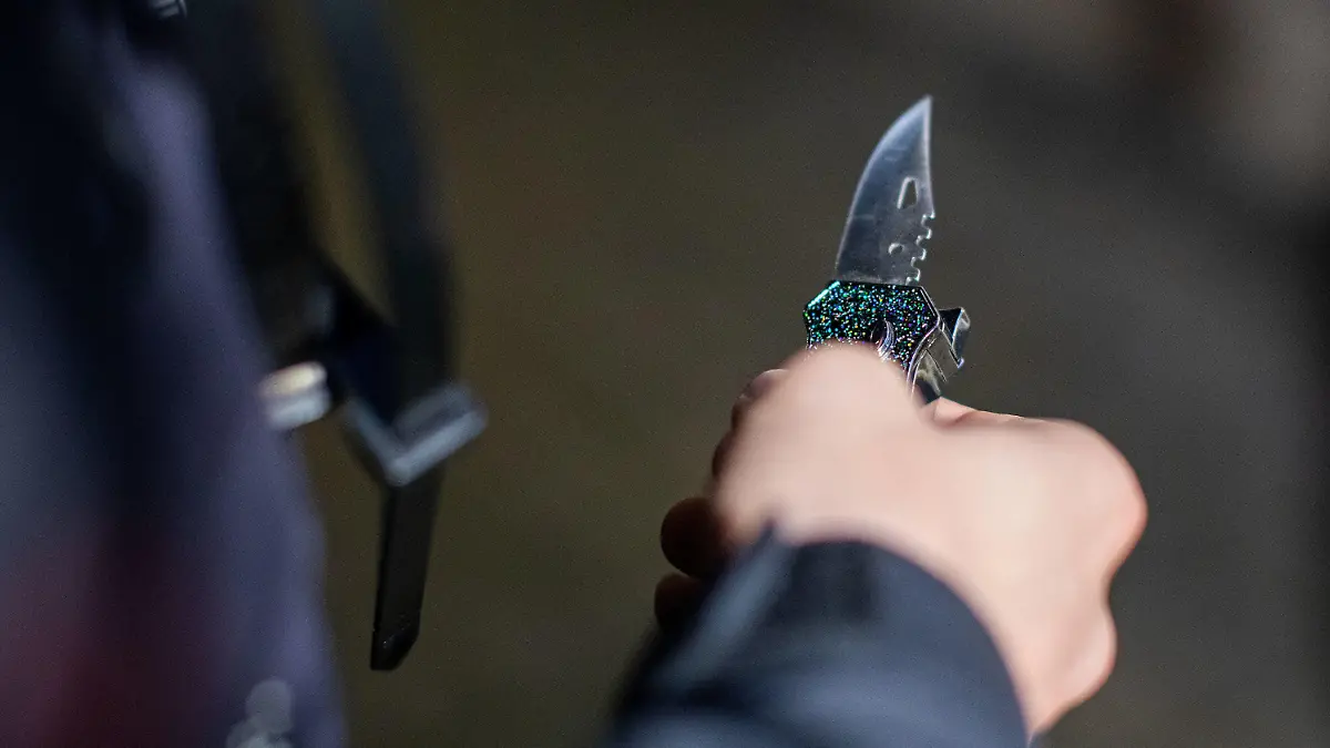 12.12.2019, Nordrhein-Westfalen, Wuppertal - Elberfeld: Ein Polizist hält ein sichergestelltes Messer in der Hand. Polizeibeamte führten in der Straße Gathe eine groß angelegte Razzia in Shisha-Bars, Kiosken, Gastronomie, Spielhallen, Wettbüros und Privathäusern durch. Der Einsatz stand im Zeichen des Kampfes gegen Kleinkriminalität und kriminelle Strukturen. Foto: Christoph Reichwein/dpa +++ dpa-Bildfunk +++