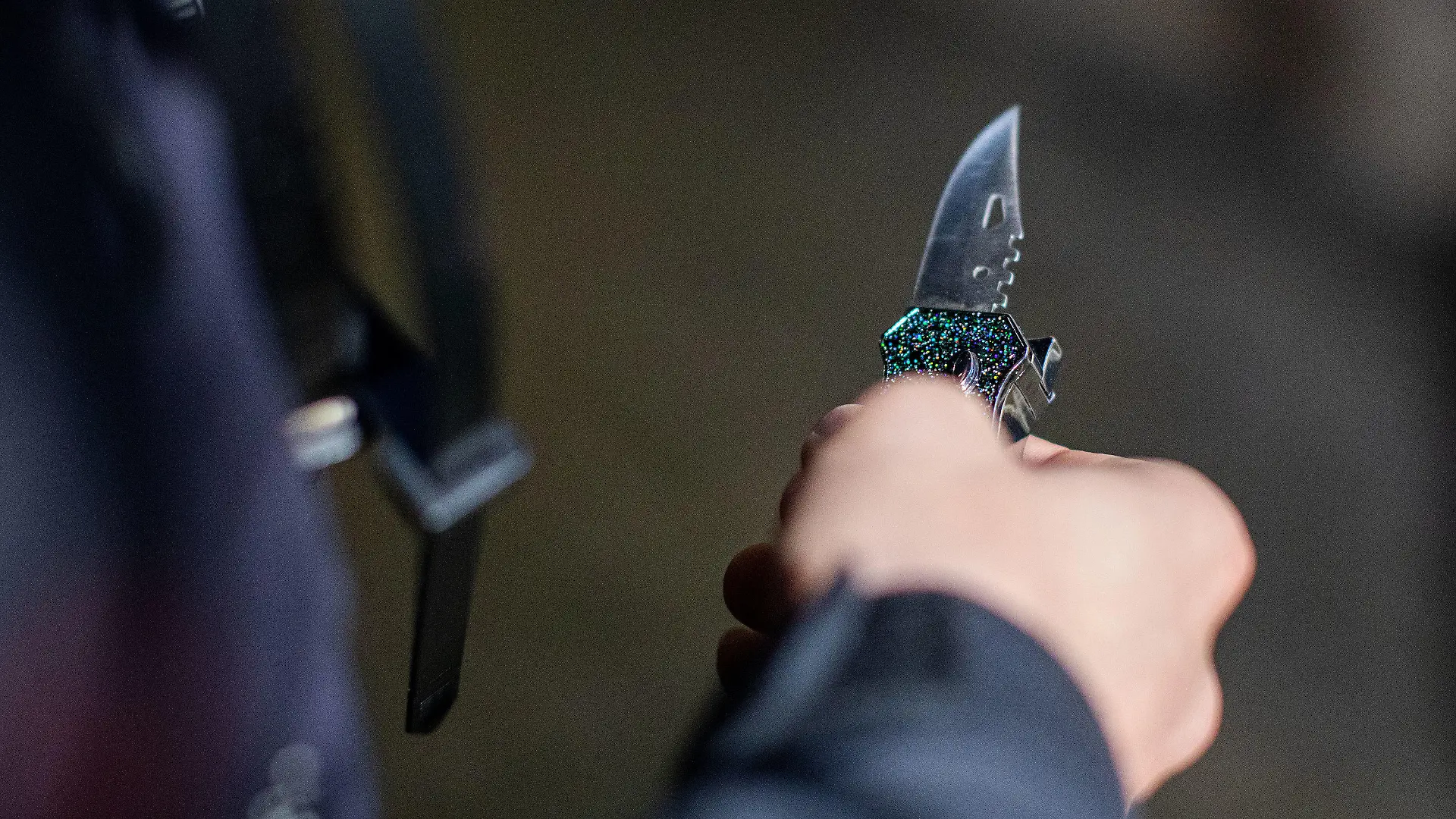 12.12.2019, Nordrhein-Westfalen, Wuppertal - Elberfeld: Ein Polizist hält ein sichergestelltes Messer in der Hand. Polizeibeamte führten in der Straße Gathe eine groß angelegte Razzia in Shisha-Bars, Kiosken, Gastronomie, Spielhallen, Wettbüros und Privathäusern durch. Der Einsatz stand im Zeichen des Kampfes gegen Kleinkriminalität und kriminelle Strukturen. Foto: Christoph Reichwein/dpa +++ dpa-Bildfunk +++