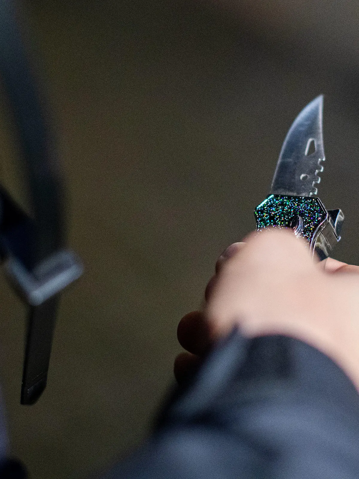 12.12.2019, Nordrhein-Westfalen, Wuppertal - Elberfeld: Ein Polizist hält ein sichergestelltes Messer in der Hand. Polizeibeamte führten in der Straße Gathe eine groß angelegte Razzia in Shisha-Bars, Kiosken, Gastronomie, Spielhallen, Wettbüros und Privathäusern durch. Der Einsatz stand im Zeichen des Kampfes gegen Kleinkriminalität und kriminelle Strukturen. Foto: Christoph Reichwein/dpa +++ dpa-Bildfunk +++