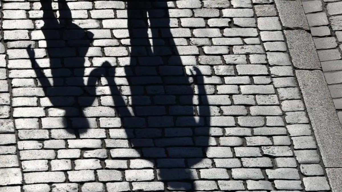 Erwachsene Person und Kind