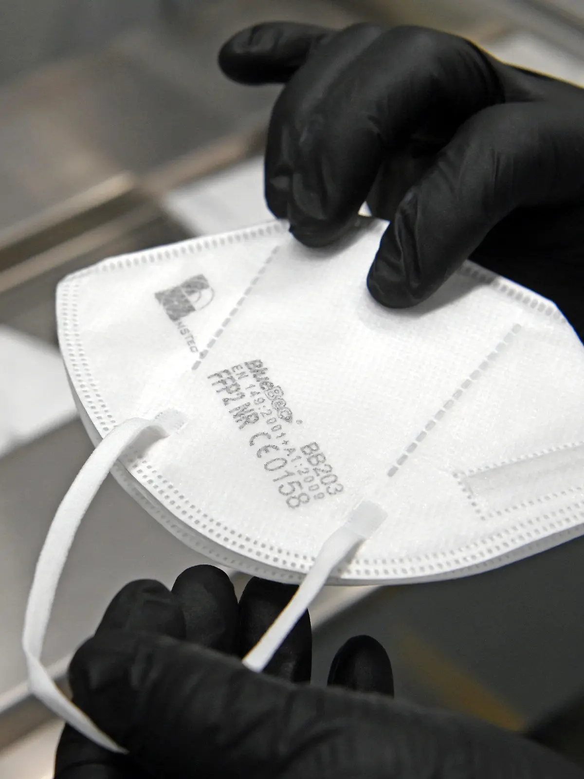 03.02.2021, Baden-Württemberg, Karlsruhe: Bei der Firma Medical Protection Equipment GmbH (medpe) werden fertig produzierte FFP2 Masken bei einer Endkontrolle überprüft. (zu dpa: «Weiß begehrt? - FFP2-Masken made in Baden-Württemberg») Foto: Uli Deck/dpa +++ dpa-Bildfunk +++
