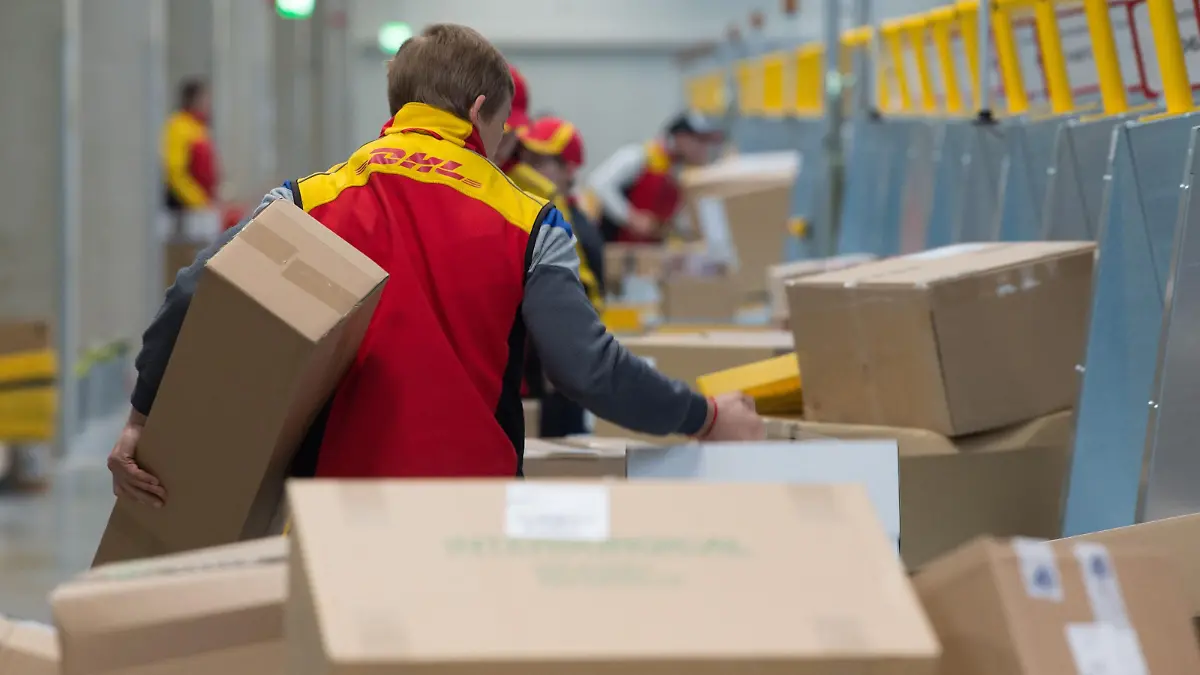 Paketboten sortieren  in einer Zustellbasis des Logistikunternehmens Deutsche Post DHL in Dresden,