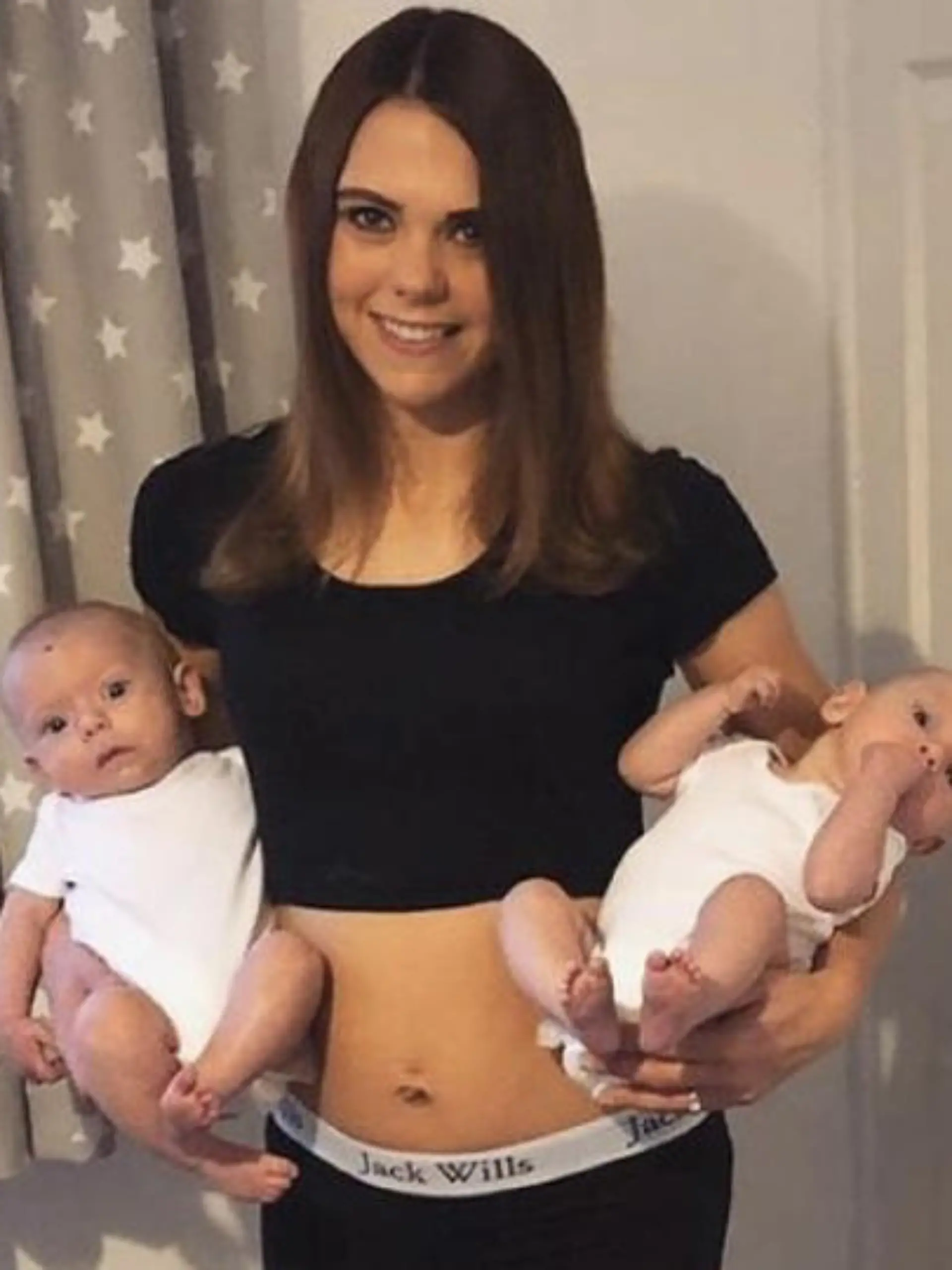 Kirsten Stevens aus Somerset (England) mit ihren eineiigen Zwillingen Hugo und Leo