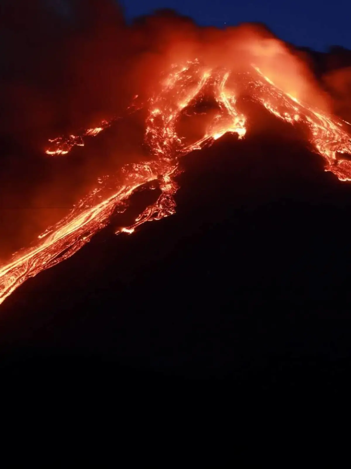 Italien, Vulkan Ätna auf Sizilien ausgebrochen Catania, February 16, 2021 - Today s spectacular eruption of Etna, a paroxysmal event in progress Editorial Usage Only PUBLICATIONxINxGERxAUTxONLY Copyright: xAngelaxPlataniax/xIPAx
