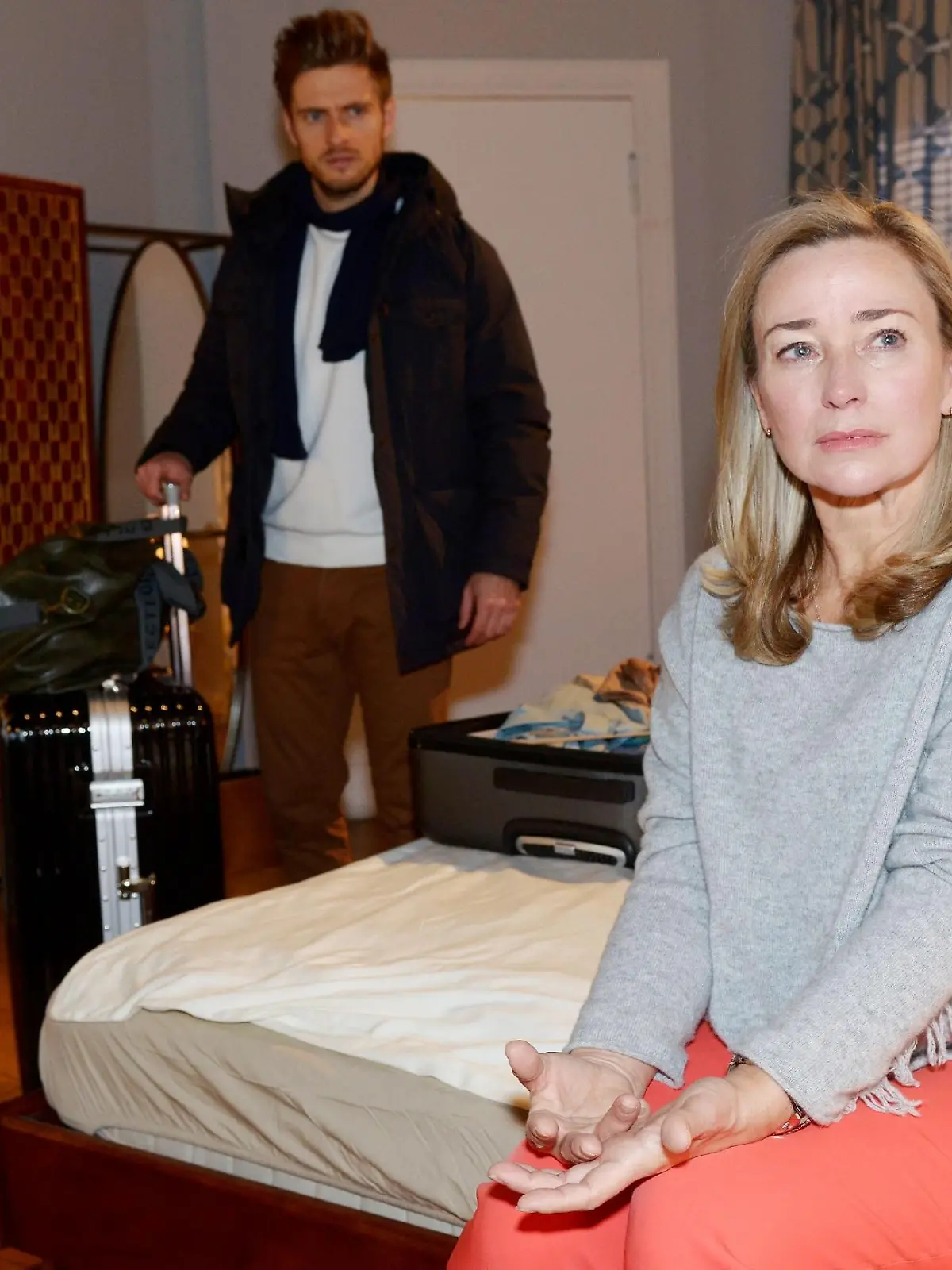 Philip (Jörn Schlönvoigt) erfährt fassungslos, dass Patrizia (Birgit Würz) ohne ihn gehen würde.