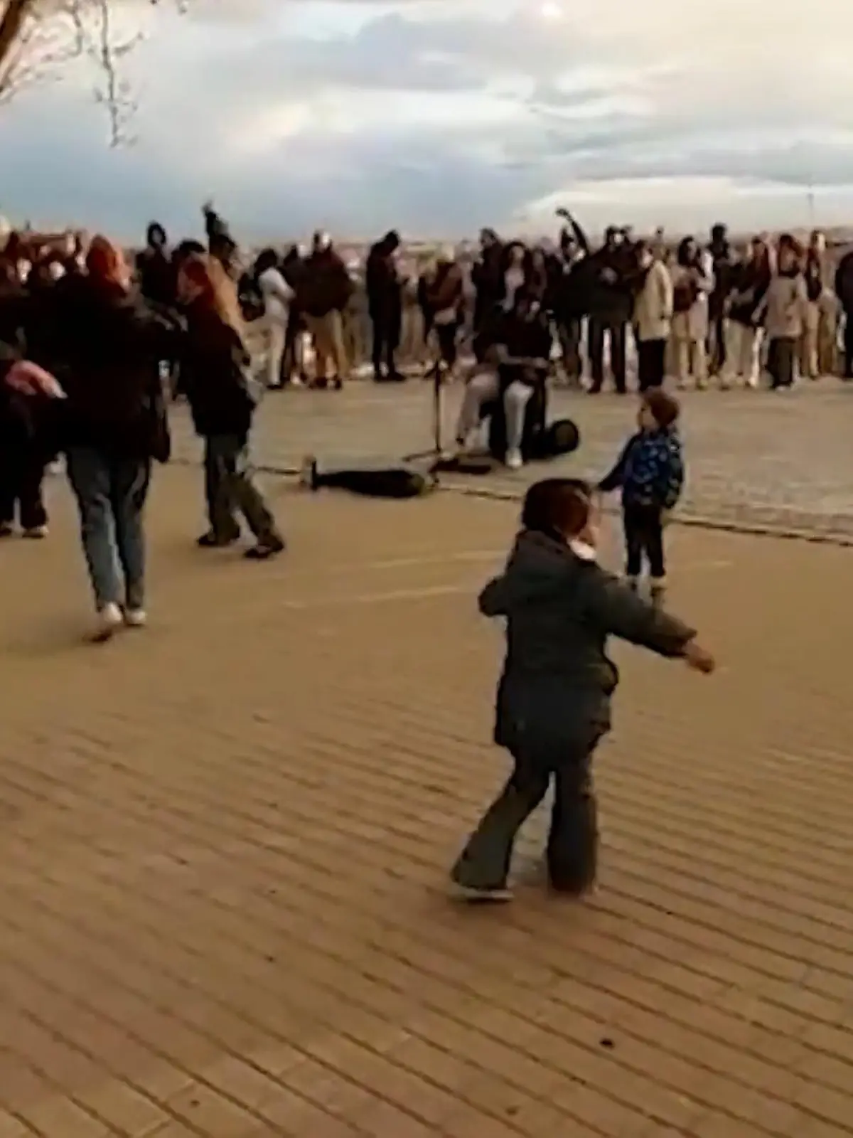 Dieses Video sieht fast schon gestellt aus - denn so einen rührenden Moment gibt es meist nur in Filmen! In der Nähe des königlichen Palastes von Madrid in Spanien filmt Papa Francisco seine Tochter Cala dabei, wie sie zu dem Song eines Straßenmusikers tanzt – auf ihre ganz eigen Art und Weise!