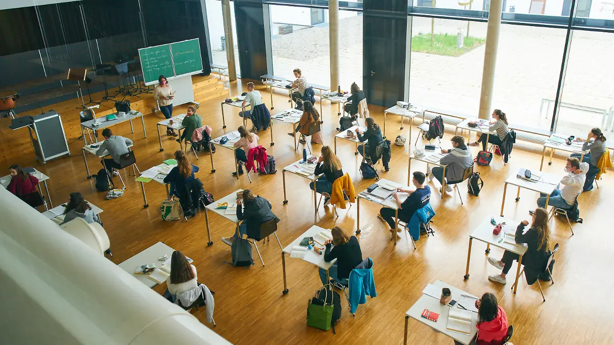  News Themen der Woche KW18 News Bilder des Tages Marktoberdorf, Germany, April 27, 2020. After a long break down, students of the final grade are back to high school Gymnasium due to the Corona virus disease COVID-19 on April 27, 2020 in Marktoberdorf, Germany. Advice: Property reseased