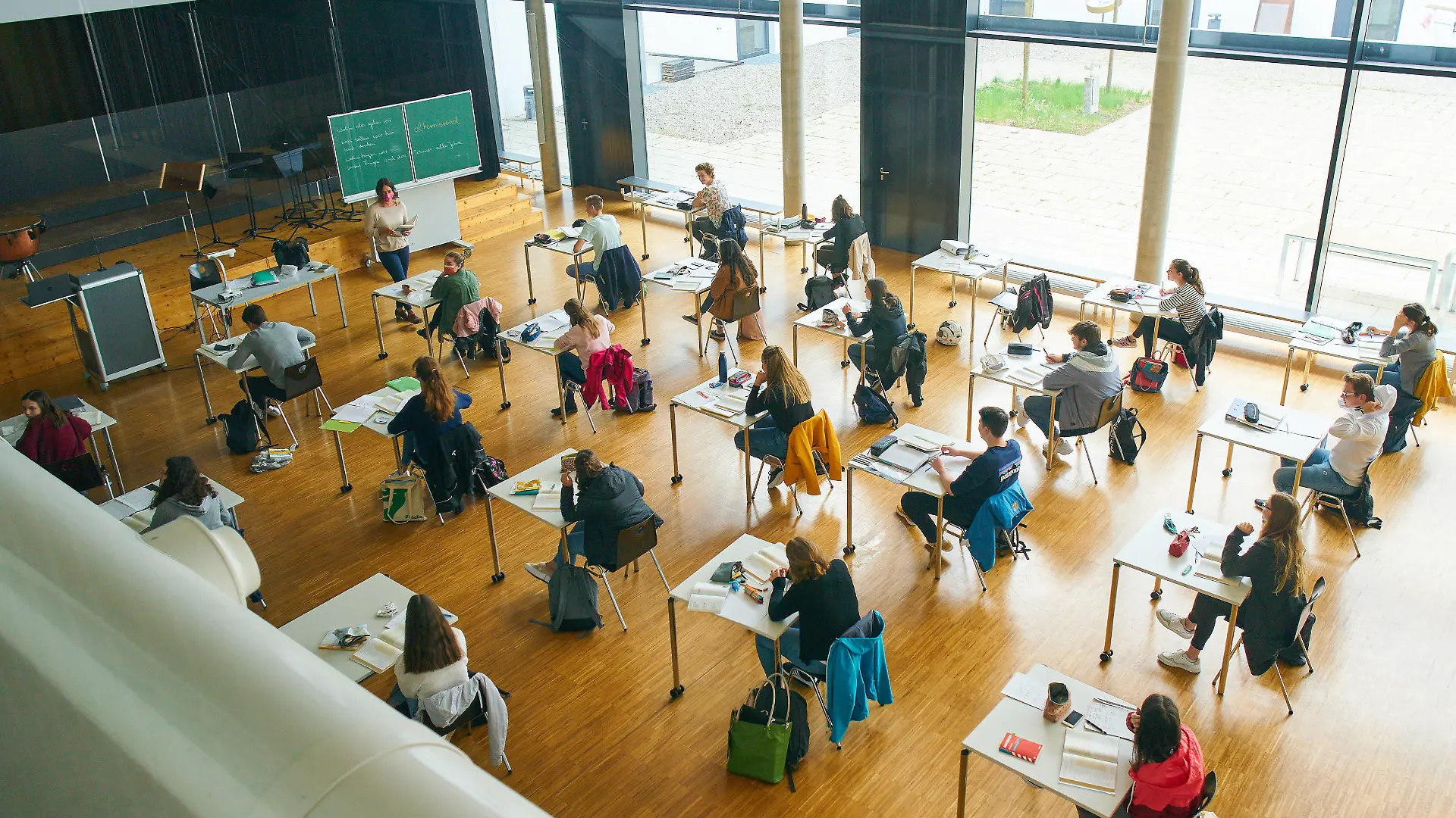 News Themen der Woche KW18 News Bilder des Tages Marktoberdorf, Germany, April 27, 2020. After a long break down, students of the final grade are back to high school Gymnasium due to the Corona virus disease COVID-19 on April 27, 2020 in Marktoberdorf, Germany. Advice: Property reseased