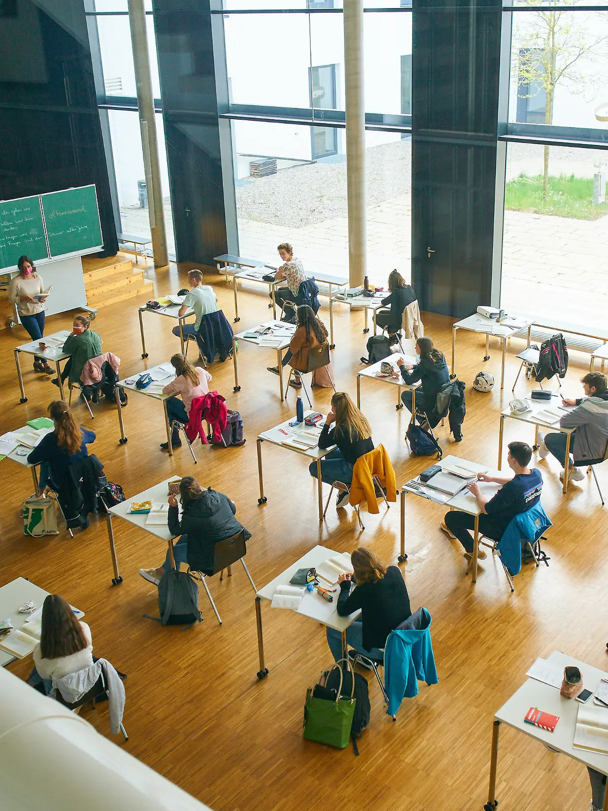  News Themen der Woche KW18 News Bilder des Tages Marktoberdorf, Germany, April 27, 2020. After a long break down, students of the final grade are back to high school Gymnasium due to the Corona virus disease COVID-19 on April 27, 2020 in Marktoberdorf, Germany. Advice: Property reseased