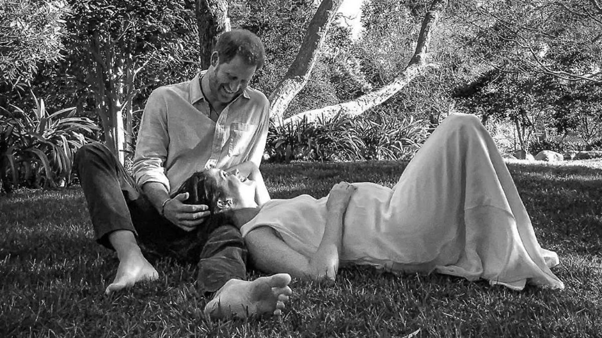 HANDOUT - 14.02.2021, ---: Dieses von Archewell herausgegeben undatierte Foto zeigt den britischen Prinz Harry und seine Frau Herzogin Meghan in einer romantischen Pose in einem Park. Prinz Harry und seine Ehefrau, Herzogin Meghan, erwarten ihr zweites Kind. Das Paar sei überglücklich, zitierte die Nachrichtenagentur PA am Sonntagabend einen Sprecher des Paares. Foto: Misan Harriman/The Duke And Duch/PA Media/dpa - ACHTUNG: Nur zur redaktionellen Verwendung und nur mit vollständiger Nennung des vorstehenden Credits +++ dpa-Bildfunk +++