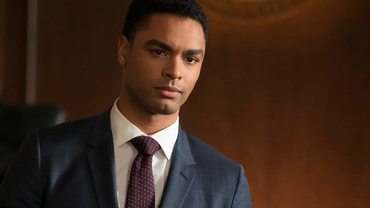 Rege?-Jean Page ist in der Anwalts-Serie „For The People“ als junger Anwalt Leonard Knox zu sehen (Staffel 1 auf TVNOW verfügbar).