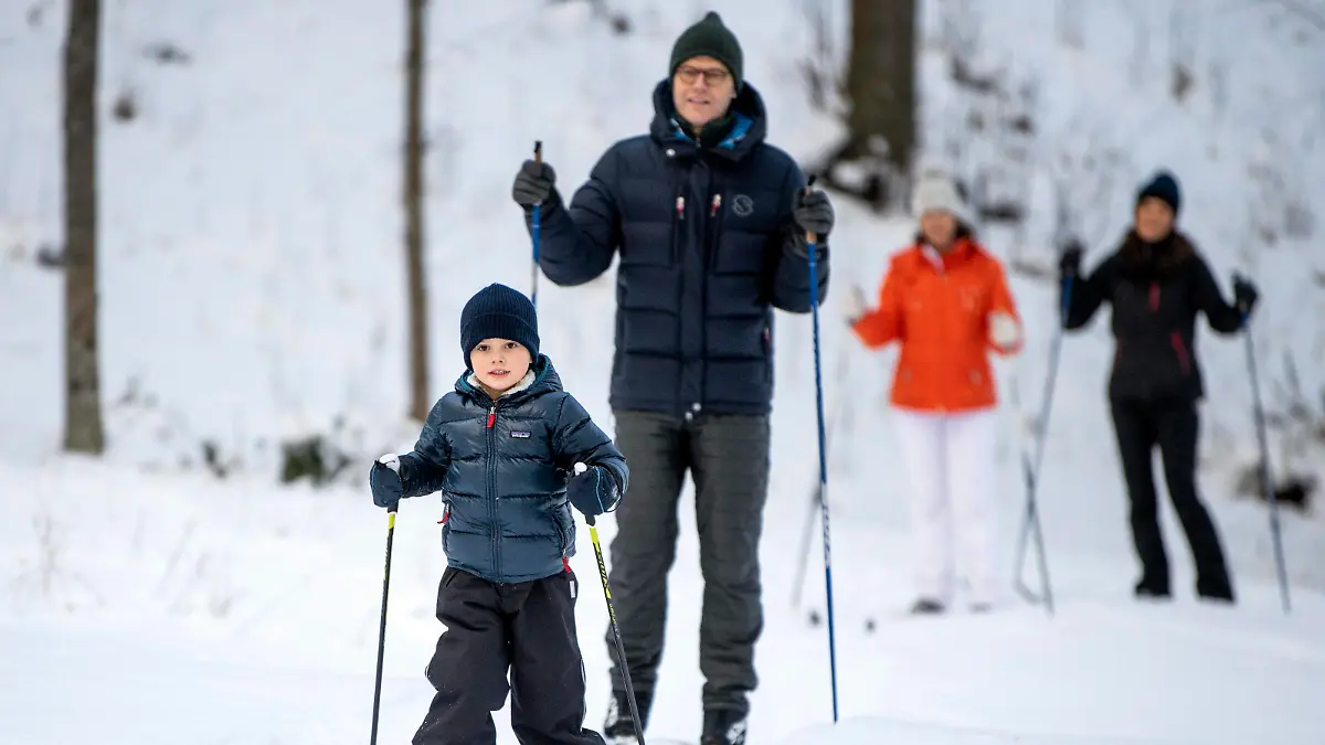 ++ SONDERKONDITIONEN: Doppelter Anstrich  ++  
Prinz Oscar (SE), Prinz Daniel (SE), Königin Silvia (SE), Kronprinzessin Victoria (SE), bei einer Ski-Tour mit Langlaufskiern durch den Schlosspark von Schloss Drottningholm auf der Insel Lovön im Mälarsee in der Gemeinde Ekerö, Schweden, 7. Februar 2021.