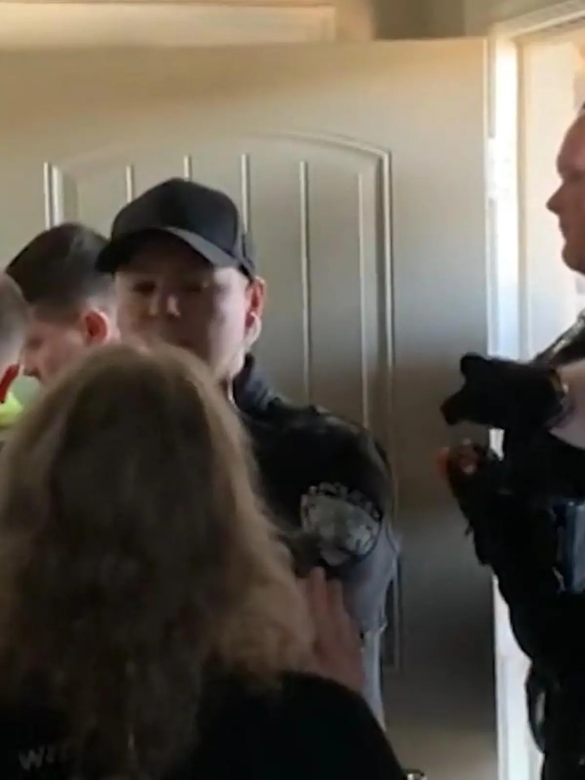Ob gewollt oder ungewollt - das Piercing seines Sohnes, kommt einem Familienvater teuer zu stehen. der 45-Jährige aus Tontitown im US-Bundesstaat Arkansas wird zuhause von vier Polizeibeamten überwältigt, weil er seinem minderjährigen Sohn das Ohr gepierced hatte. In Arkansas ist Körperkunst bei Kindern unter 16 Jahren per Gesetz verboten.