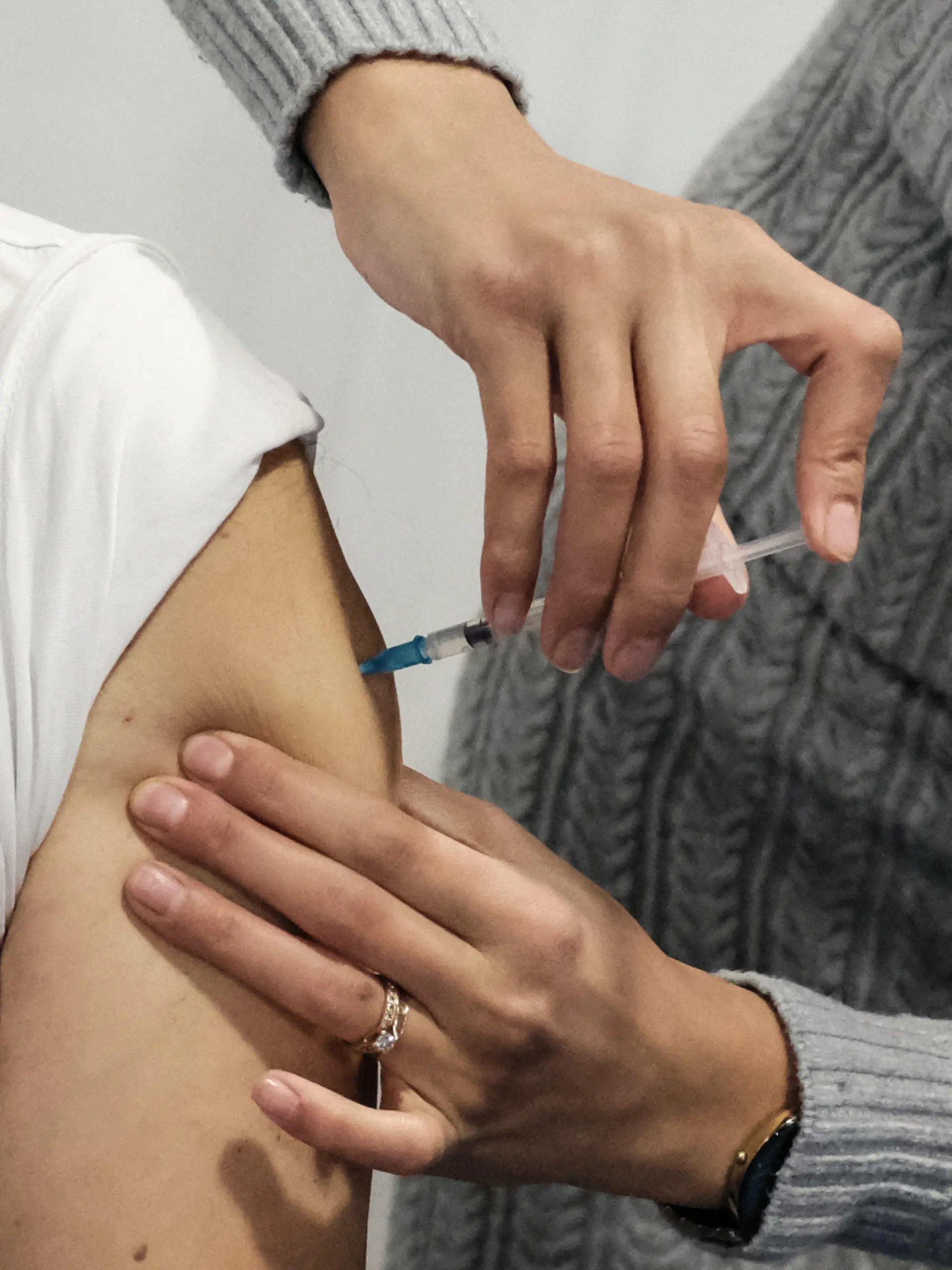 ARCHIV - 24.12.2020, Israel, Jerusalem: Ein Mann bekommt von einer Krankenschwester eine Corona-Impfung in der Pais Arena Jerusalem. (zu dpa «Studie: Corona-Impfung macht Infizierte offenbar weniger ansteckend») Foto: Nir Alon/ZUMA Wire/dpa +++ dpa-Bildfunk +++