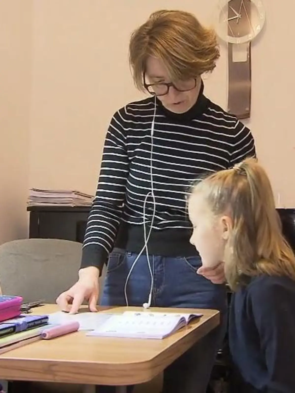 Psychotherapeutin Carolyn Jada aus Kassel gibt Tipps, wie Eltern den Spagat zwischen Homeoffice und Homeschooling besser überstehen und ihre Psyche stärken.