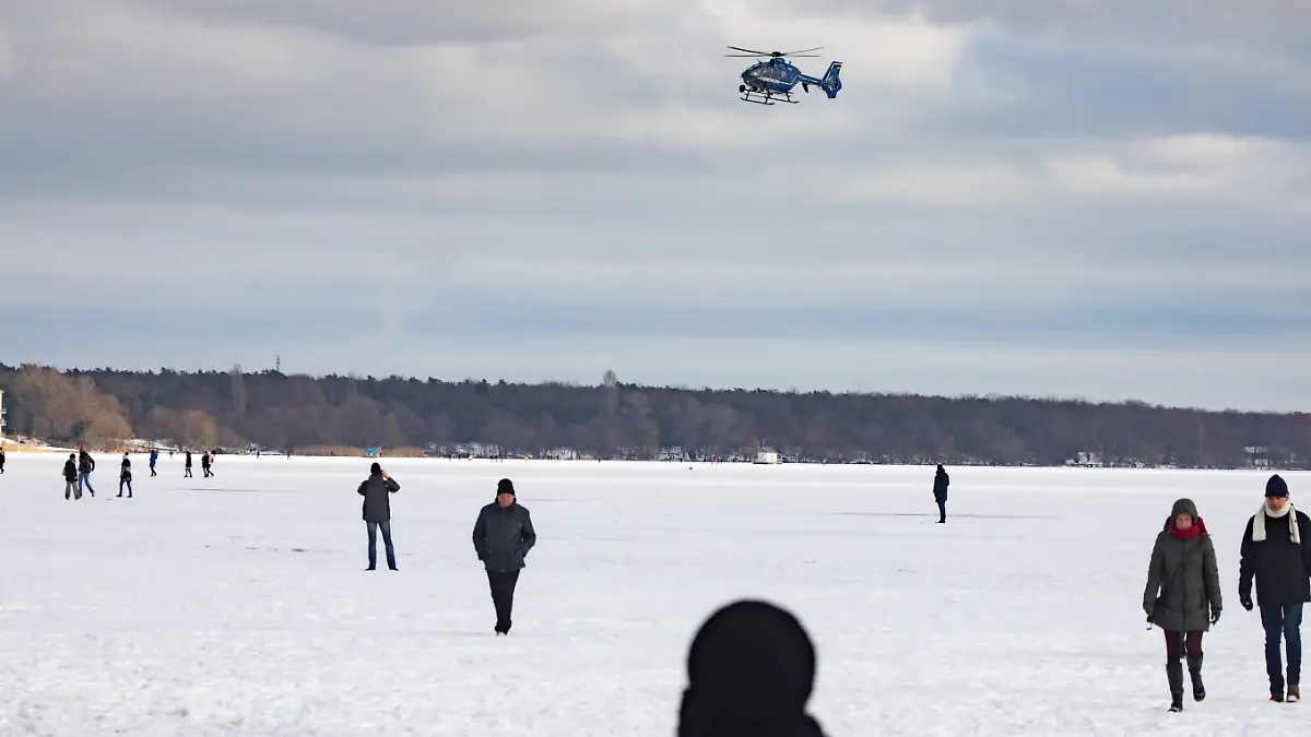 News Bilder des Tages Die Polizei bittet mittels Lautsprecherdurchsagen aus dem Hubschrauber die Menschen, die Eisfläche auf dem Müggelsee zu verlassen. *** The police asks people to leave the ice surface on the Müggelsee by means of loudspeaker announcements from the helicopter.