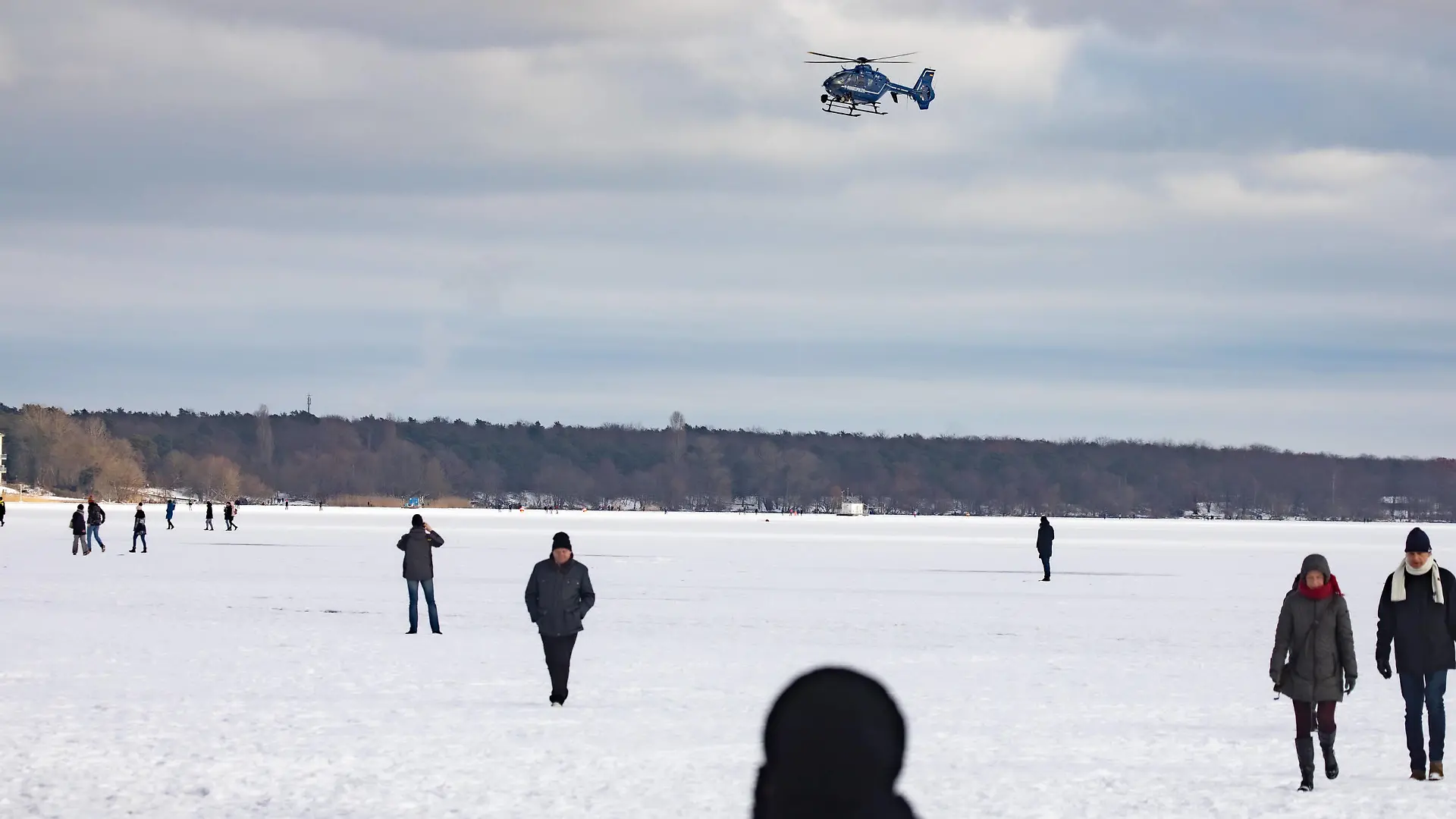News Bilder des Tages Die Polizei bittet mittels Lautsprecherdurchsagen aus dem Hubschrauber die Menschen, die Eisfläche auf dem Müggelsee zu verlassen. *** The police asks people to leave the ice surface on the Müggelsee by means of loudspeaker announcements from the helicopter.