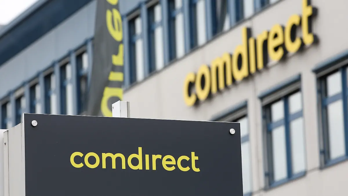 Das Logo der Comdirect Bank AG ist am 18.07.2016 an dem Sitz der Bank in Quickborn (Schleswig-Holstein) zu sehen. Die Online-Bank Comdirect hat mit technischen Schwierigkeiten zu kämpfen. Nach Medienberichten landeten Nutzer nach dem Login nicht auf dem eigenen Konto, sondern auf fremden Konten. Foto: Bodo Marks/dpa +++(c) dpa - Bildfunk+++