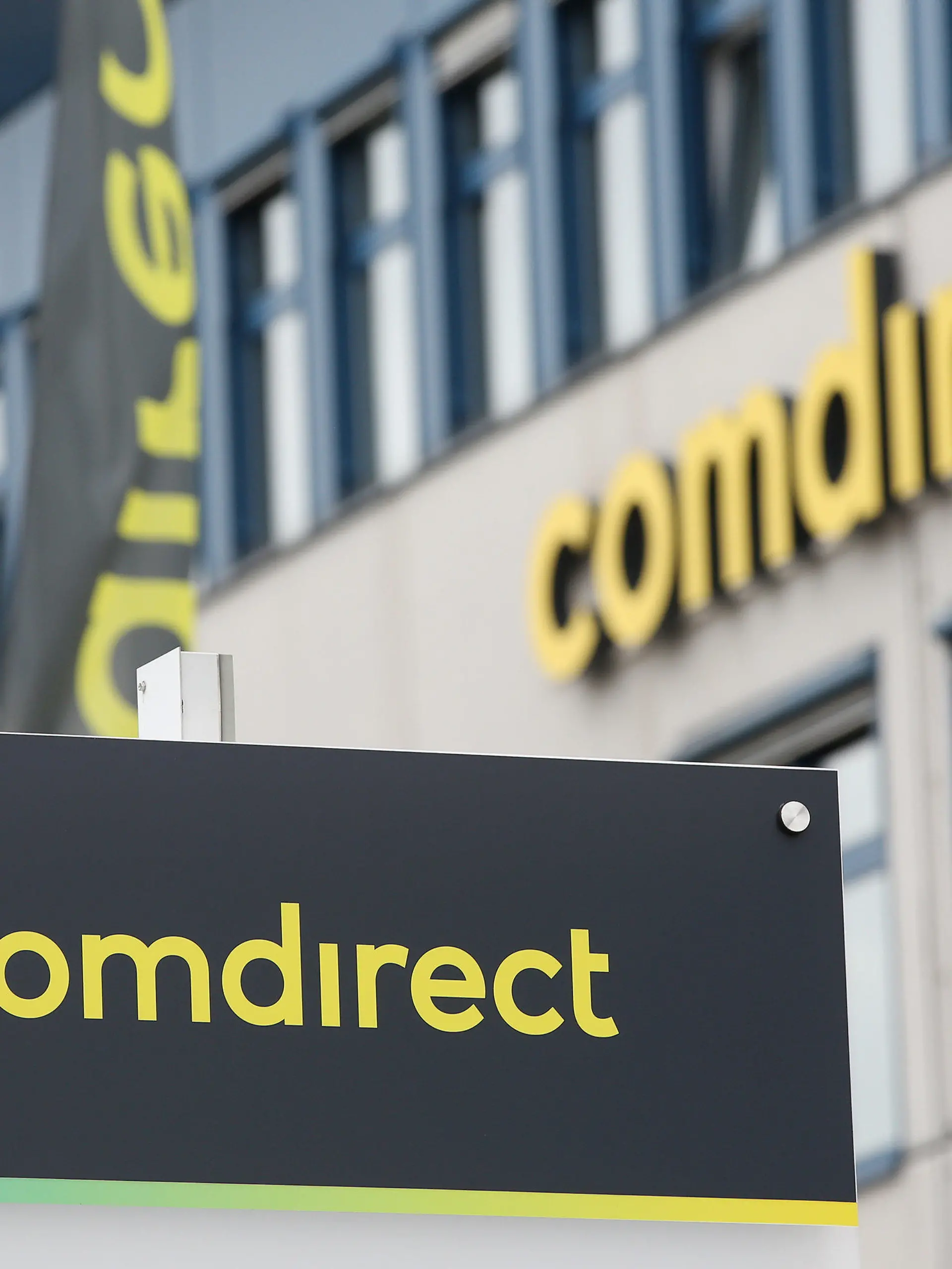 Das Logo der Comdirect Bank AG ist am 18.07.2016 an dem Sitz der Bank in Quickborn (Schleswig-Holstein) zu sehen. Die Online-Bank Comdirect hat mit technischen Schwierigkeiten zu kämpfen. Nach Medienberichten landeten Nutzer nach dem Login nicht auf dem eigenen Konto, sondern auf fremden Konten. Foto: Bodo Marks/dpa +++(c) dpa - Bildfunk+++