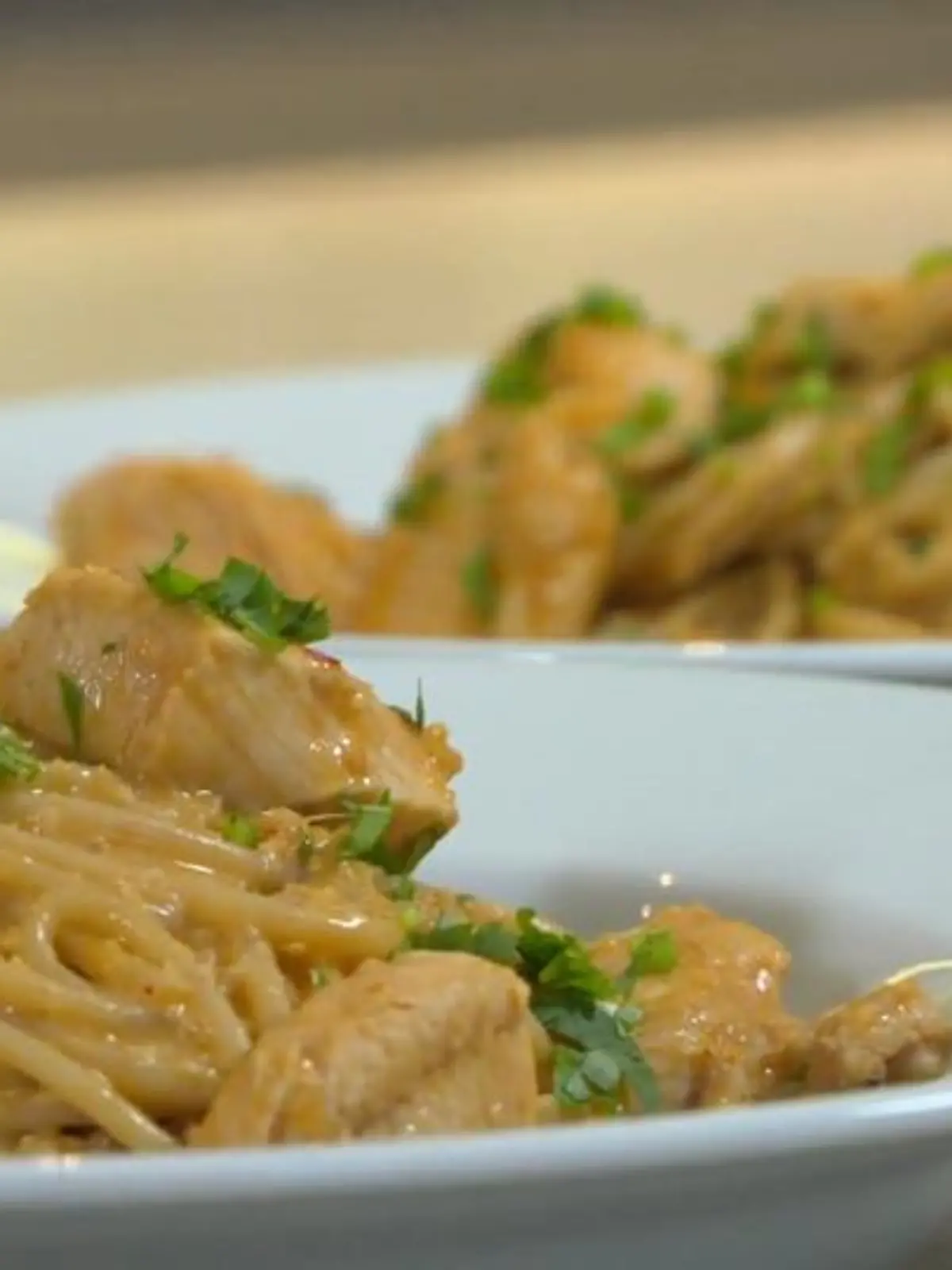Wir haben mit Profikoch Semi Hassine zwei raffinierte Soul-Food-Gerichte zubereitet. Die einzelnen Schritte und warum Erdnüsse, Chili und Schokolade tatsächlich unsere Glückshormone ankurbeln können, sehen Sie im Video!
