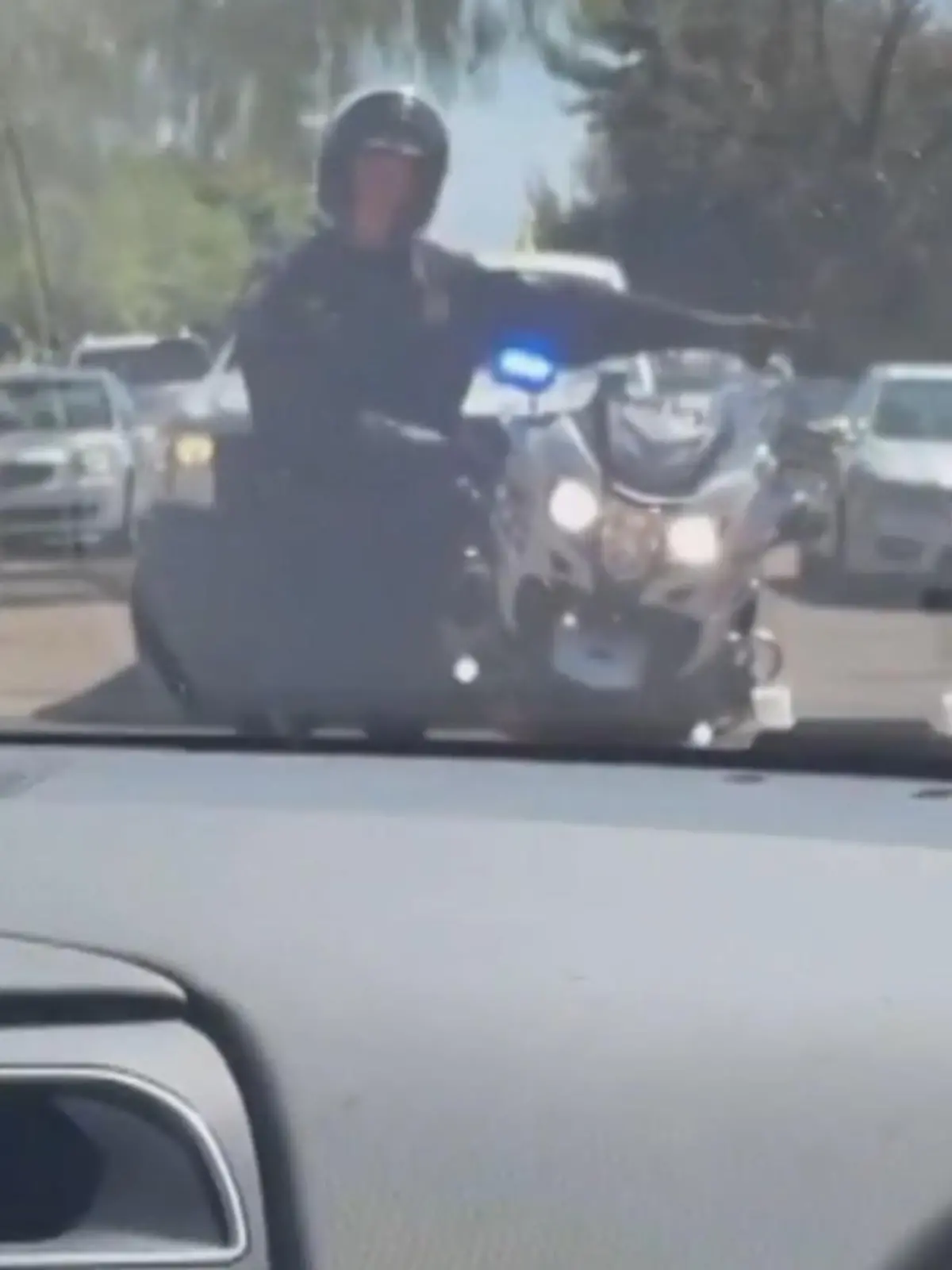 Was ist denn hier los? Dieses selbstfahrende Auto hat sich wohl auf den Hau-vor-der-Polizei-ab-Modus gestellt. Auf das gewinke des Polizisten reagiert das Auto auch nicht. Die beiden Mitfahrer - Machtlos. Wo kein Fahrer ist, da kann auch nicht eingegriffen werden. Die Firma Waymo zu der das Auto gehört will den Vorfall jetzt analysieren. Damit es nicht nochmal zu einer vermeintlichen Flucht vor der Polizei kommt.