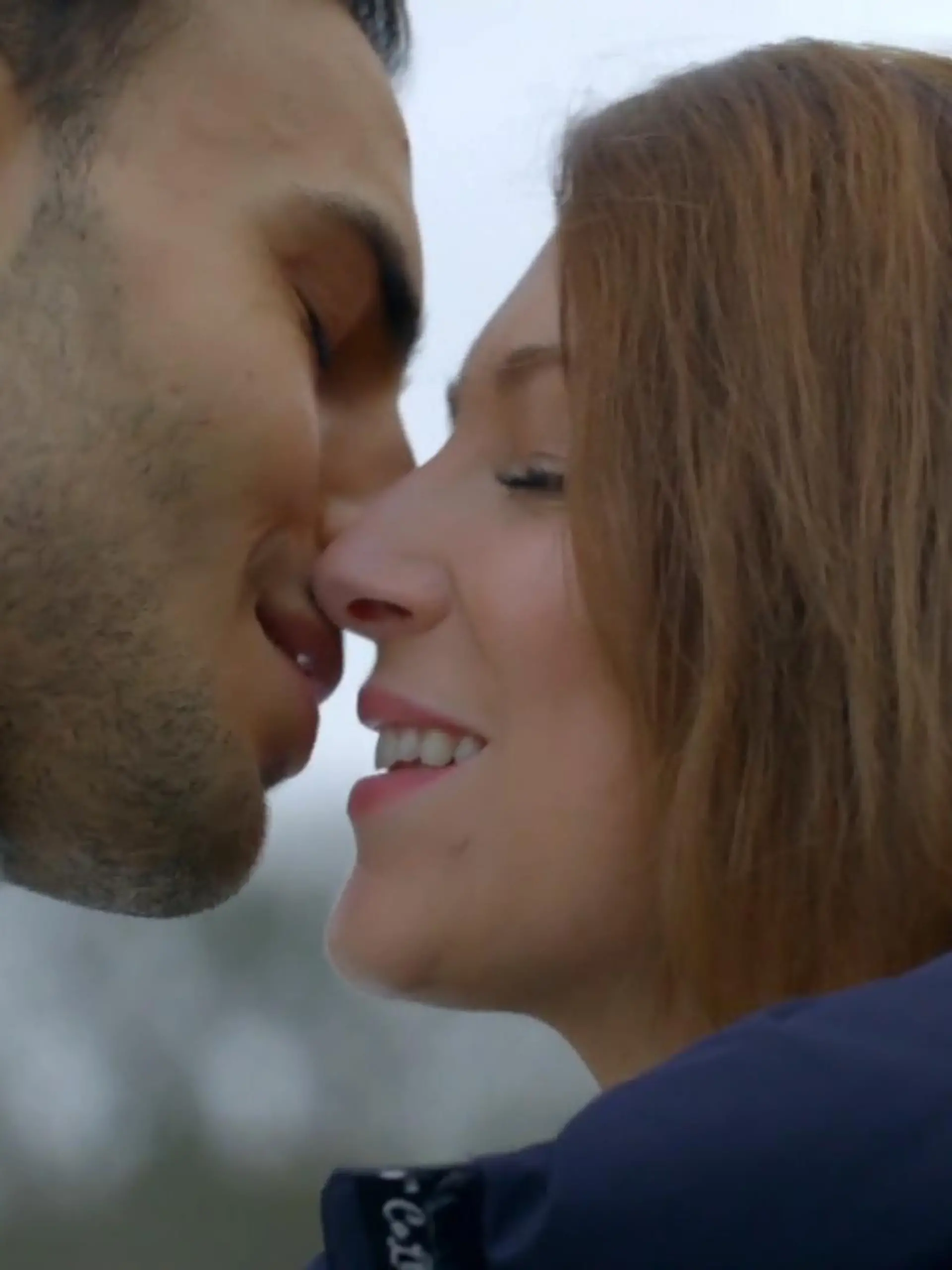Nihat und Lilly küssen sich