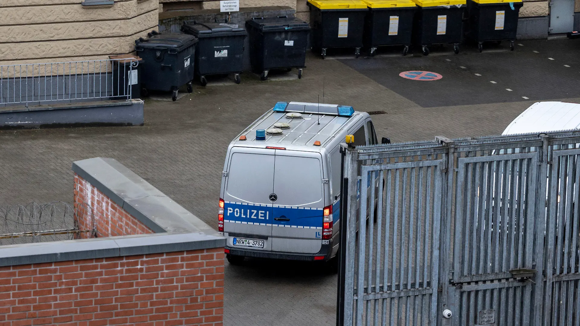 24.04.2023, Nordrhein-Westfalen, Duisburg: Ein Gefangenentransporter der Polizei fährt am Amtsgericht in Duisburg vor. 
Sechs Tage nach der Attacke in einem Duisburger Fitnessstudio wird ein 26-jähriger Tatverdächtiger dem Haftrichter vorgeführt. Der Tatvorwurf lautet unter anderem versuchter Mord. Bei dem Angriff am Dienstag waren vier Menschen mit einer Hieb- und Stichwaffe schwer verletzt worden - ein 21-Jähriger schwebte am Wochenende noch in Lebensgefahr. Foto: Christoph Reichwein/dpa +++ dpa-Bildfunk +++