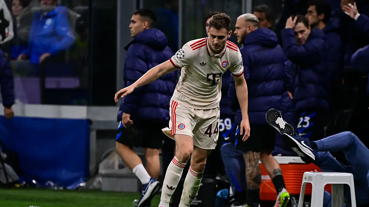 Josip Stanisic von Bayern München schubst einen Balljungen während des Viertelfinal-Rückspiels der UEFA Champions League zwischen Inter Mailand und Bayern München im San-Siro-Stadion in Mailand, Italien