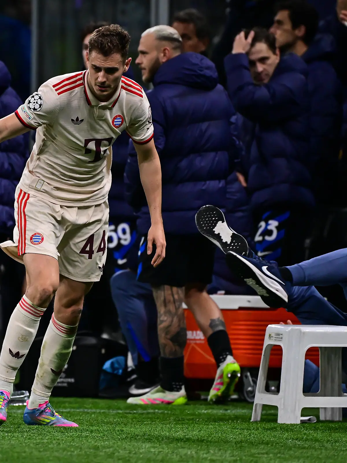Josip Stanisic von Bayern München schubst einen Balljungen während des Viertelfinal-Rückspiels der UEFA Champions League zwischen Inter Mailand und Bayern München im San-Siro-Stadion in Mailand, Italien