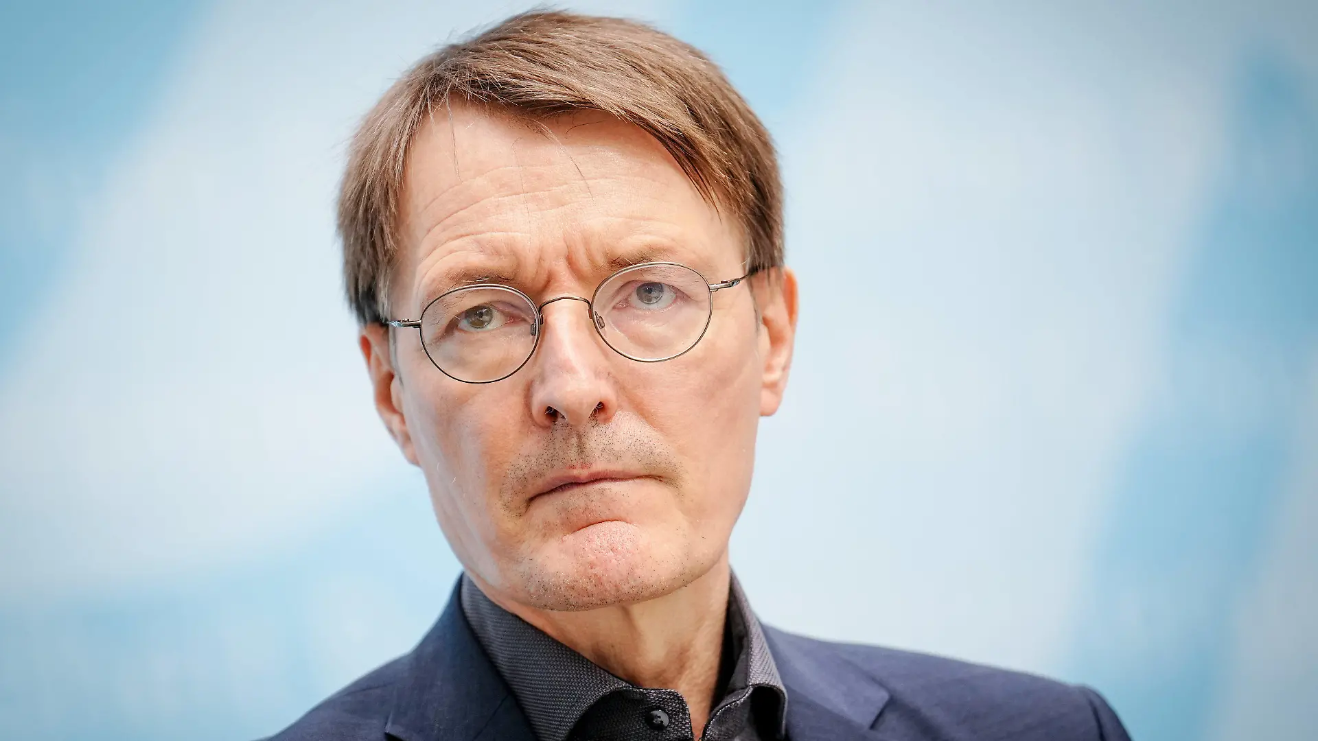 ARCHIV - 14.09.2022, Berlin: Karl Lauterbach (SPD), Bundesminister für Gesundheit, gibt in seinem Ministerium eine Pressekonferenz. (zu dpa: «Lauterbach sieht Künstliche Intelligenz in der Medizin zwiespältig») Foto: Kay Nietfeld/dpa +++ dpa-Bildfunk +++