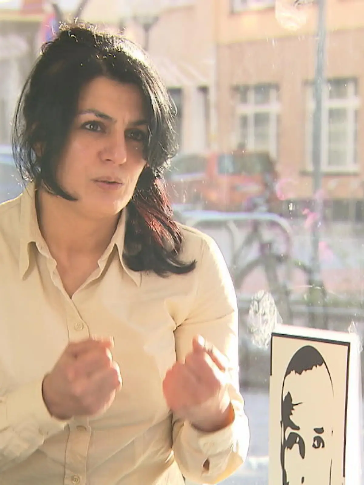 Ferhat Unvar war einer der Menschen, der bei dem rassistischen Anschlag von Hanau vor einem Jahr ermordet wurde. Seine Mutter, Serpil, denkt noch jeden Tag an ihn. In Gedenken an ihn hat sie eine antirassistische Bildungsinitiative gegründet, benannt nach Ferhat.