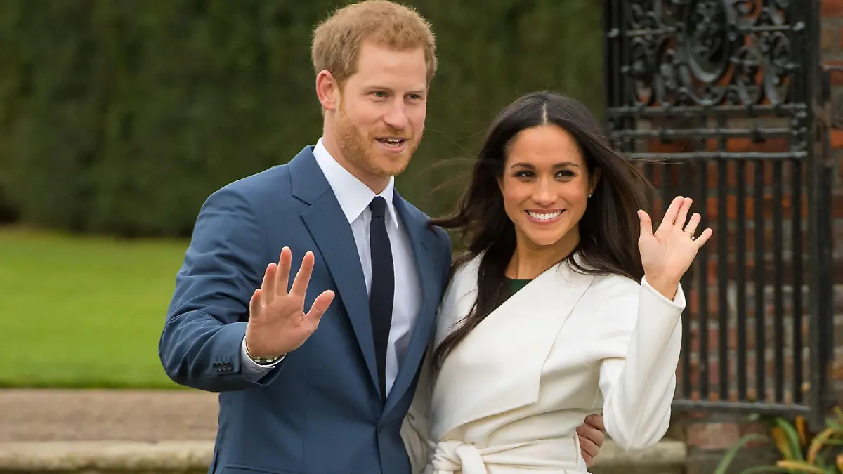 ARCHIV - 30.03.2020, Großbritannien, London: Der britische Prinz Harry und die US-amerikanische Schauspielerin Meghan Markle nach Bekanntgabe ihrer Verlobung. (zu dpa «Sprecher: Prinz Harry und Herzogin Meghan erwarten zweites Baby») Foto: Dominic Lipinski/PA Wire/dpa +++ dpa-Bildfunk +++