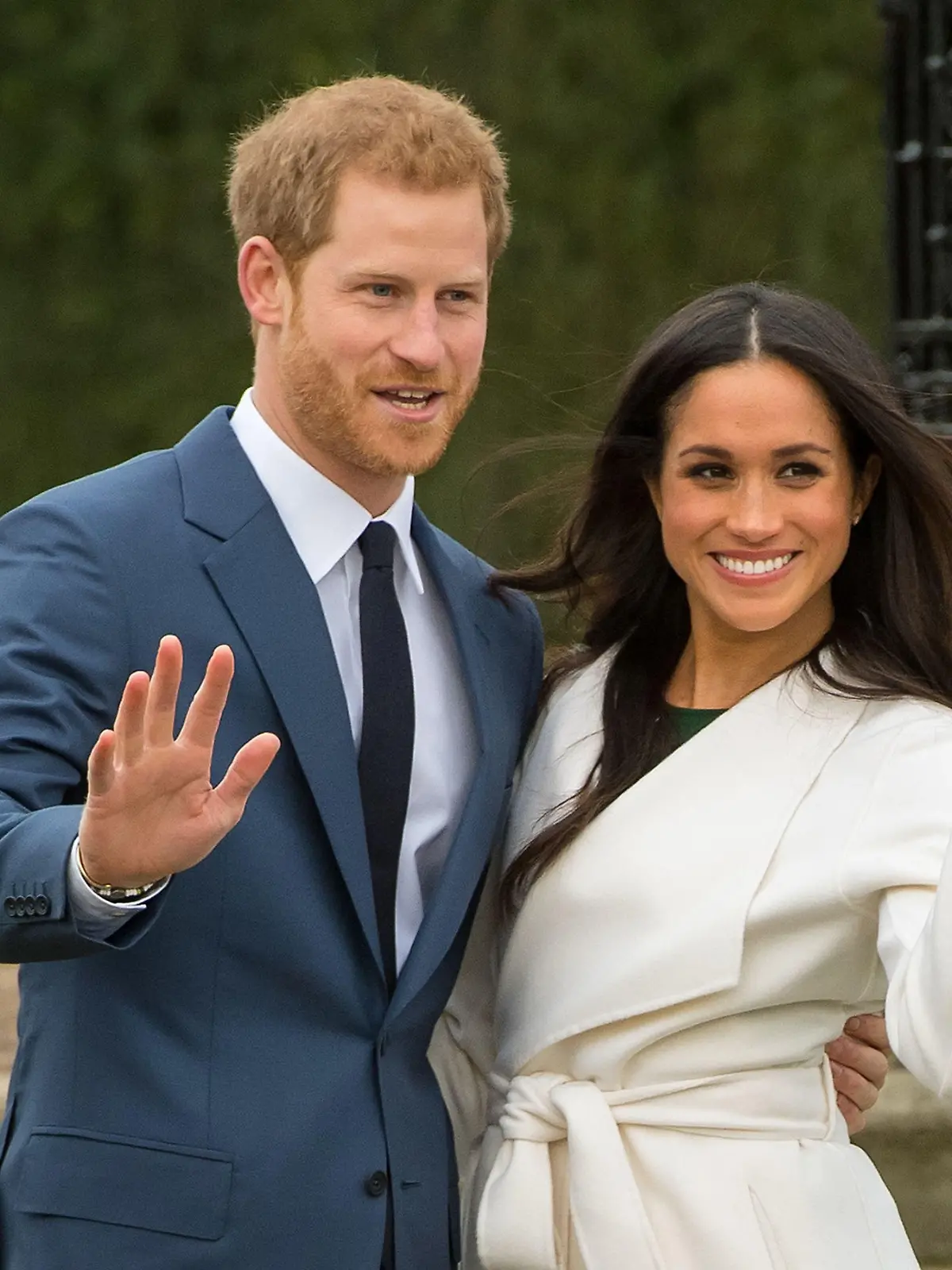 ARCHIV - 30.03.2020, Großbritannien, London: Der britische Prinz Harry und die US-amerikanische Schauspielerin Meghan Markle nach Bekanntgabe ihrer Verlobung. (zu dpa «Sprecher: Prinz Harry und Herzogin Meghan erwarten zweites Baby») Foto: Dominic Lipinski/PA Wire/dpa +++ dpa-Bildfunk +++