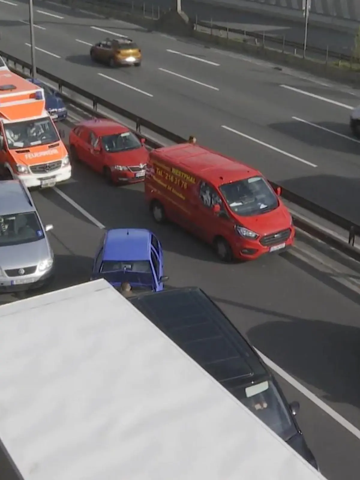 Sie wollen die Hauptstadt lahmlegen: Klimakleber der „Letzten Generation“ haben sich unter anderem auf der A100 festgeklebt. Es bildete sich ein langer Stau – und ein Krankenwagen steckte plötzlich fest.