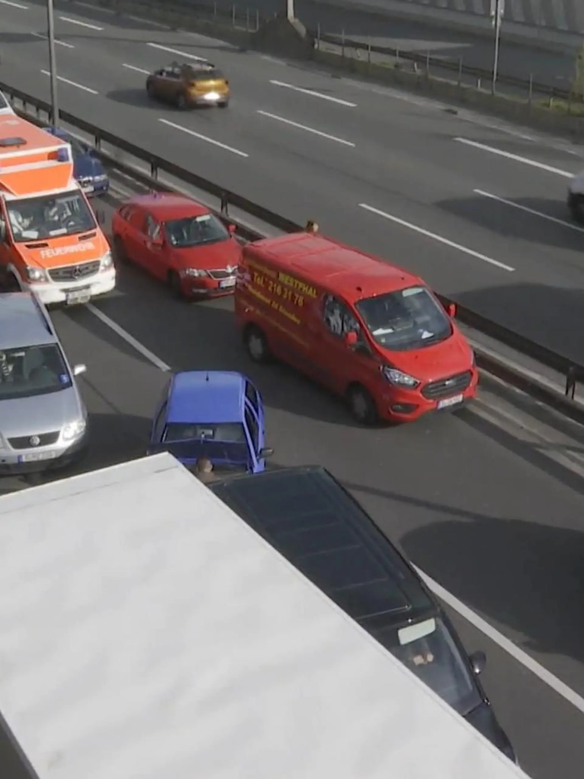 Sie wollen die Hauptstadt lahmlegen: Klimakleber der „Letzten Generation“ haben sich unter anderem auf der A100 festgeklebt. Es bildete sich ein langer Stau – und ein Krankenwagen steckte plötzlich fest.