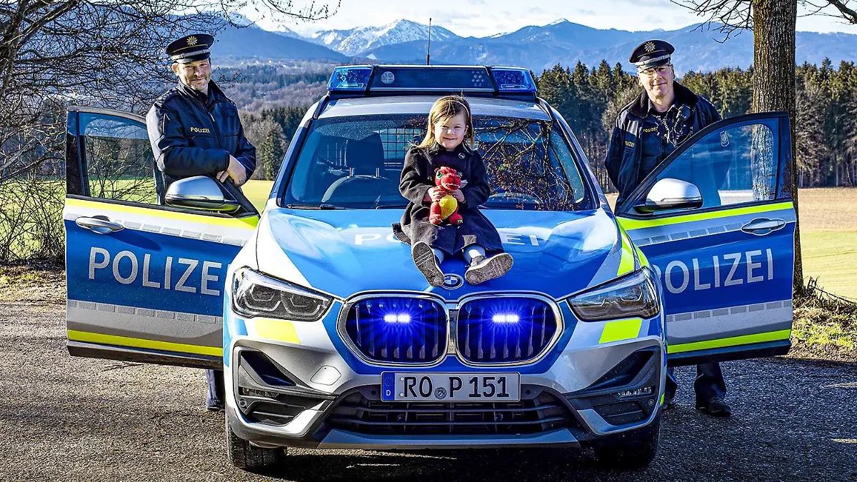 Die Polizisten Jan und Hans mit der kleinen Maxime.