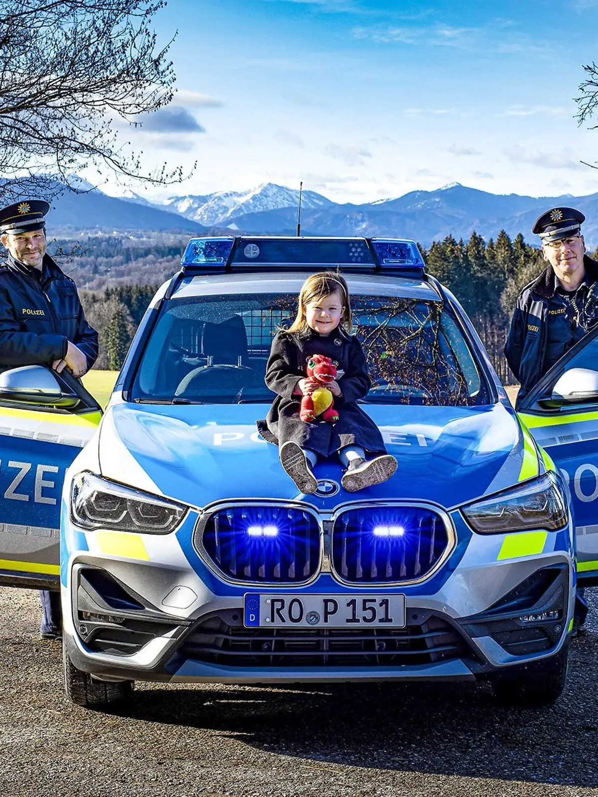 Die Polizisten Jan und Hans mit der kleinen Maxime.